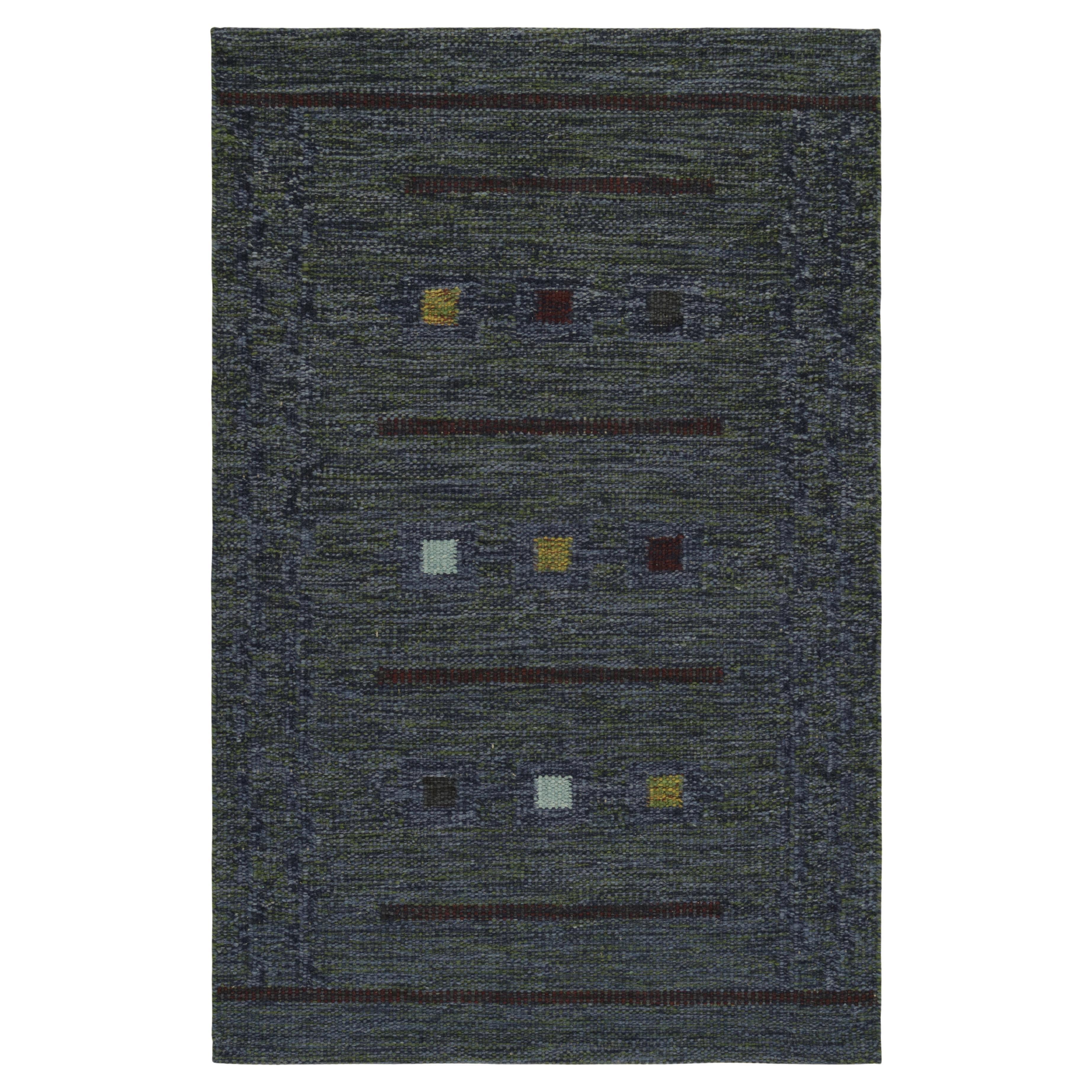 Rug & Kilim's Teppich im skandinavischen Stil in Blautönen mit geometrischen Mustern im Angebot