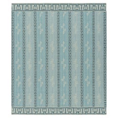 Tapis de style scandinave dans les tons bleus avec motifs géométriques de Rug & Kilim