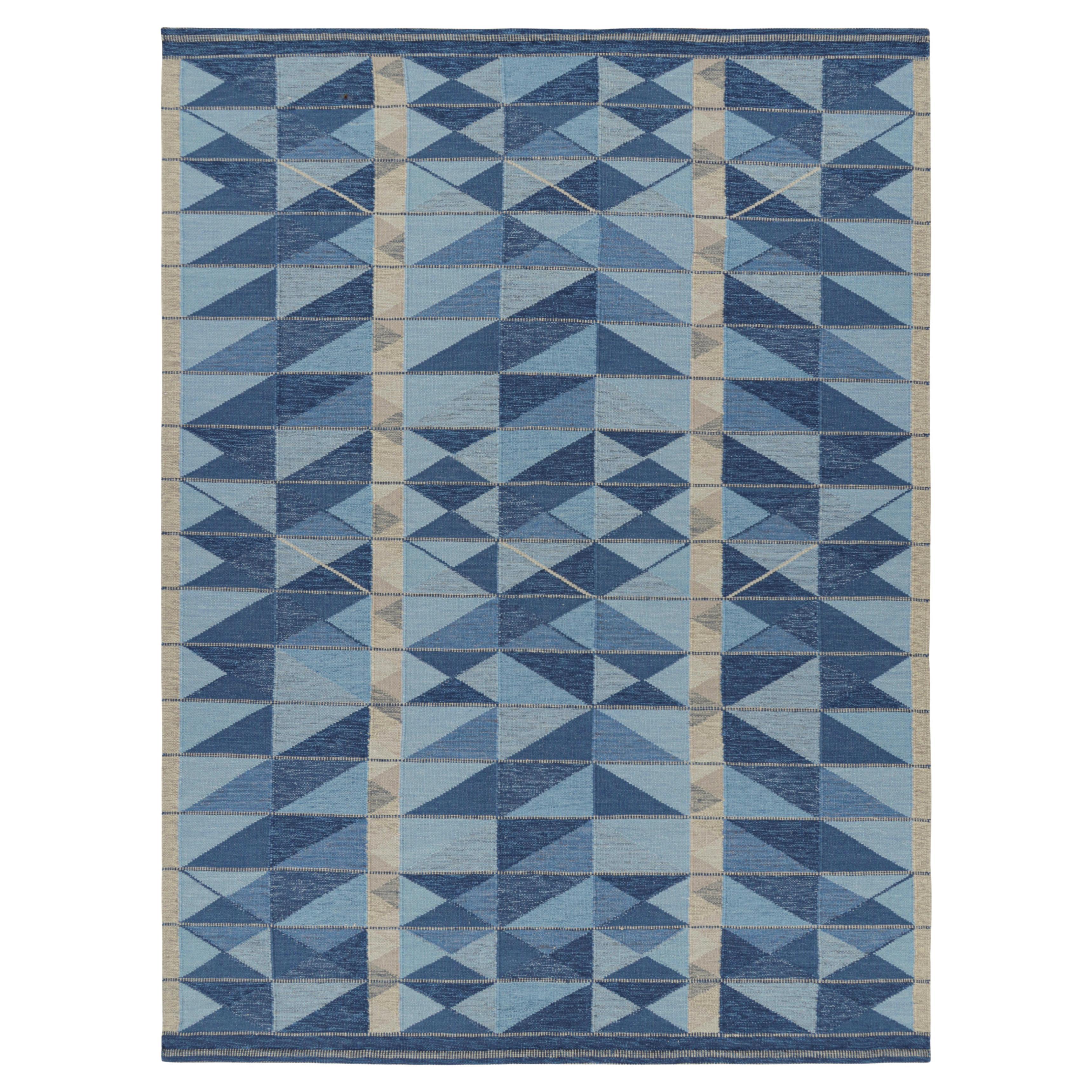 Rug & Kilim: tappeto in stile scandinavo nei toni del blu con motivi geometrici