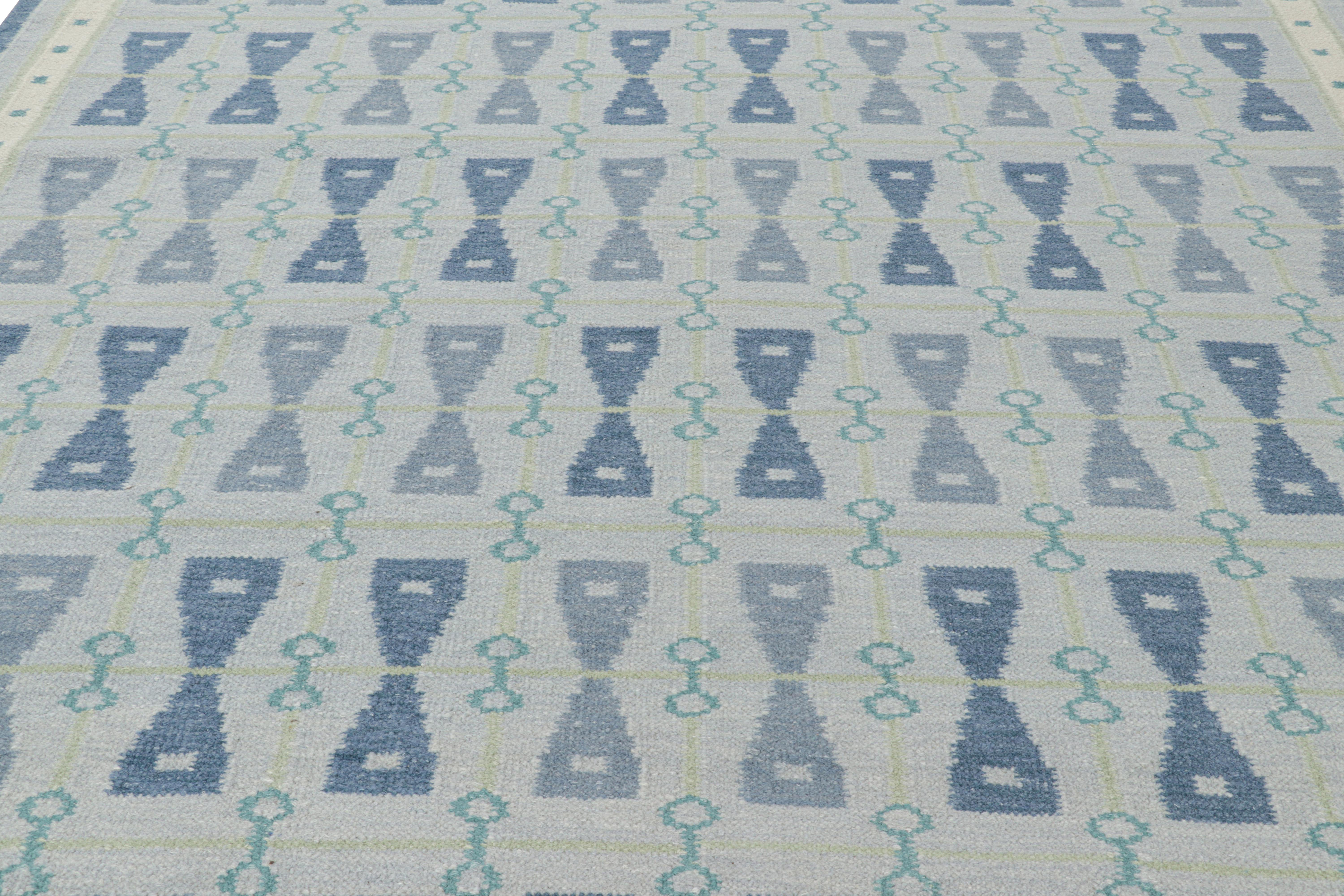 Issu de la Collection Scandinave de Rug & Kilim, ce tapis 9x12 est tissé à la main dans une nouvelle construction à armure plate utilisant un mélange de laine et de fils exotiques - une nouvelle texture douce inspirée des fils d'alpaga. 

Sur le
