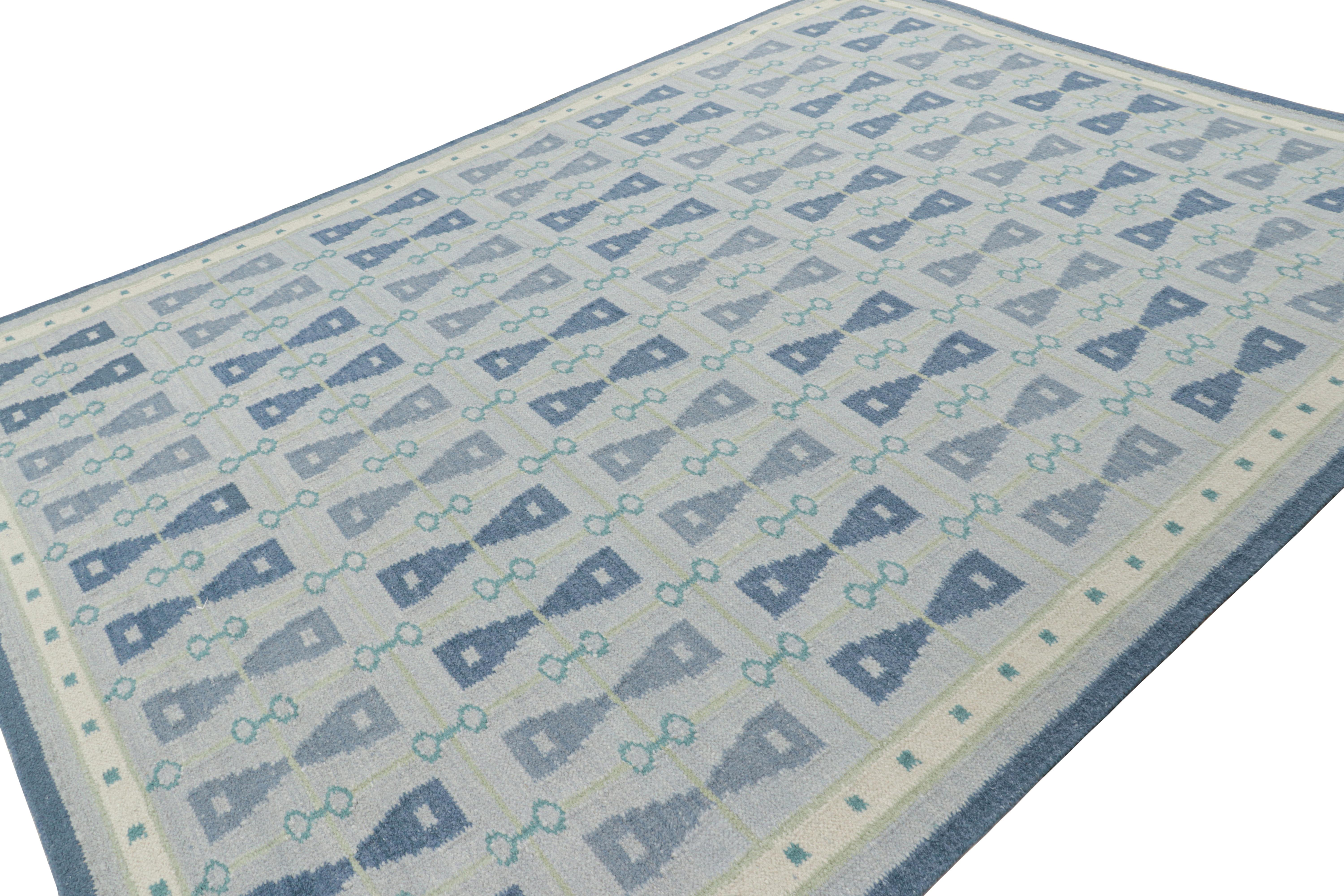 Indien Rug & Kilim's Scandinavian Style Rug in Blue Tones with Hourglass Patterns (tapis de style scandinave dans les tons bleus avec des motifs en forme de sablier) en vente