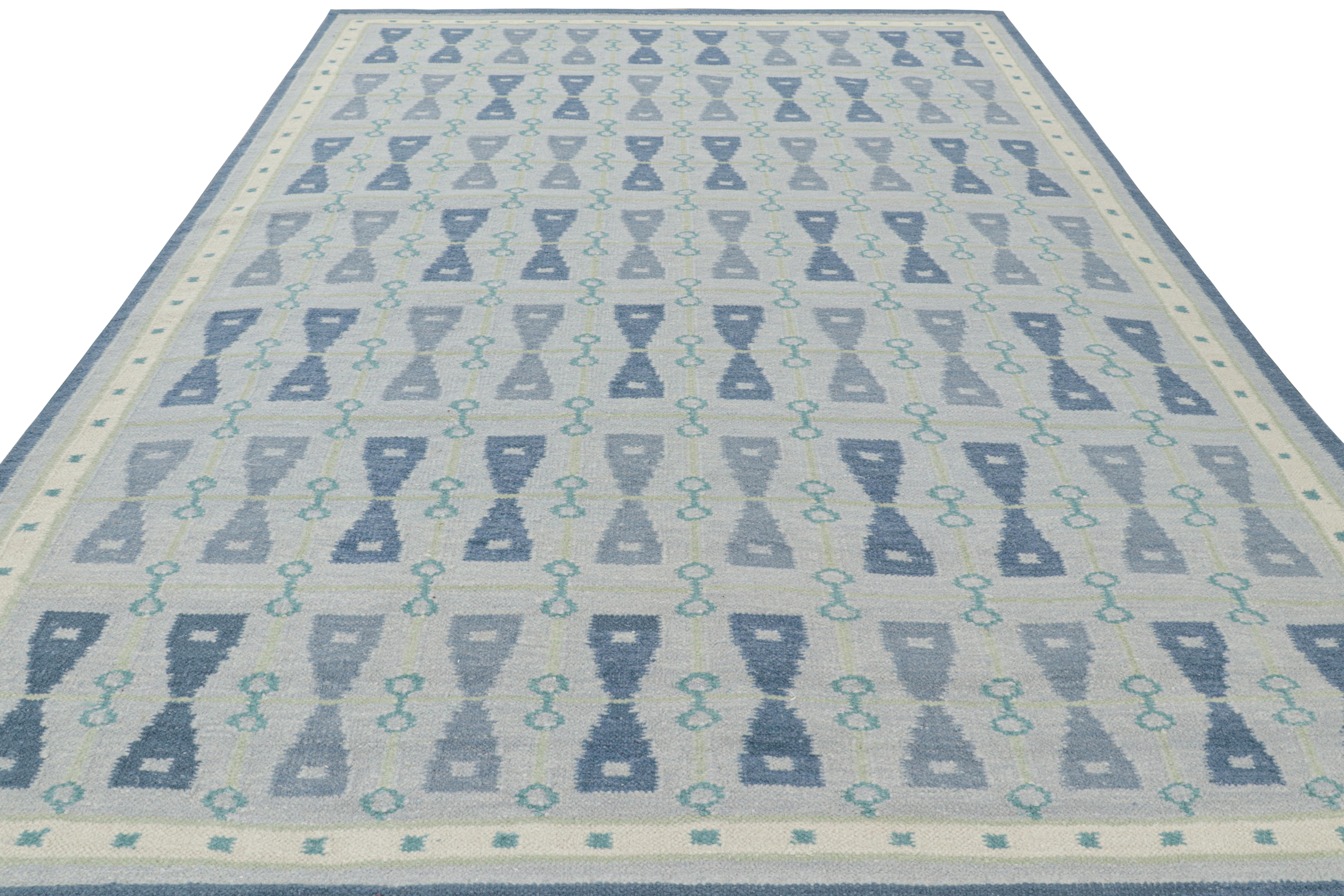 Tissé à la main Rug & Kilim's Scandinavian Style Rug in Blue Tones with Hourglass Patterns (tapis de style scandinave dans les tons bleus avec des motifs en forme de sablier) en vente