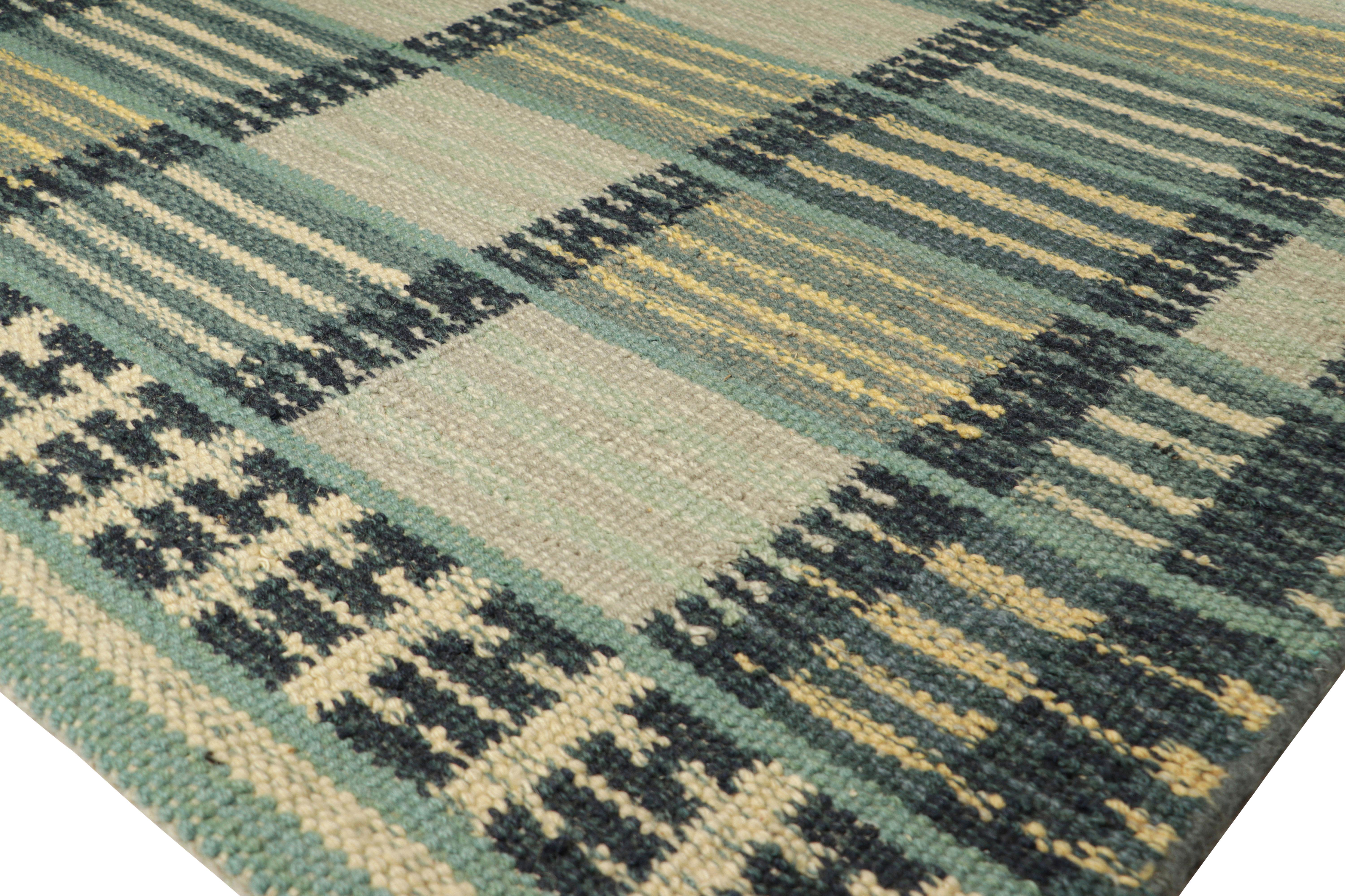 Rug & Kilim's Teppich im skandinavischen Stil in Blautönen, mit Streifen und Mustern (Moderne) im Angebot