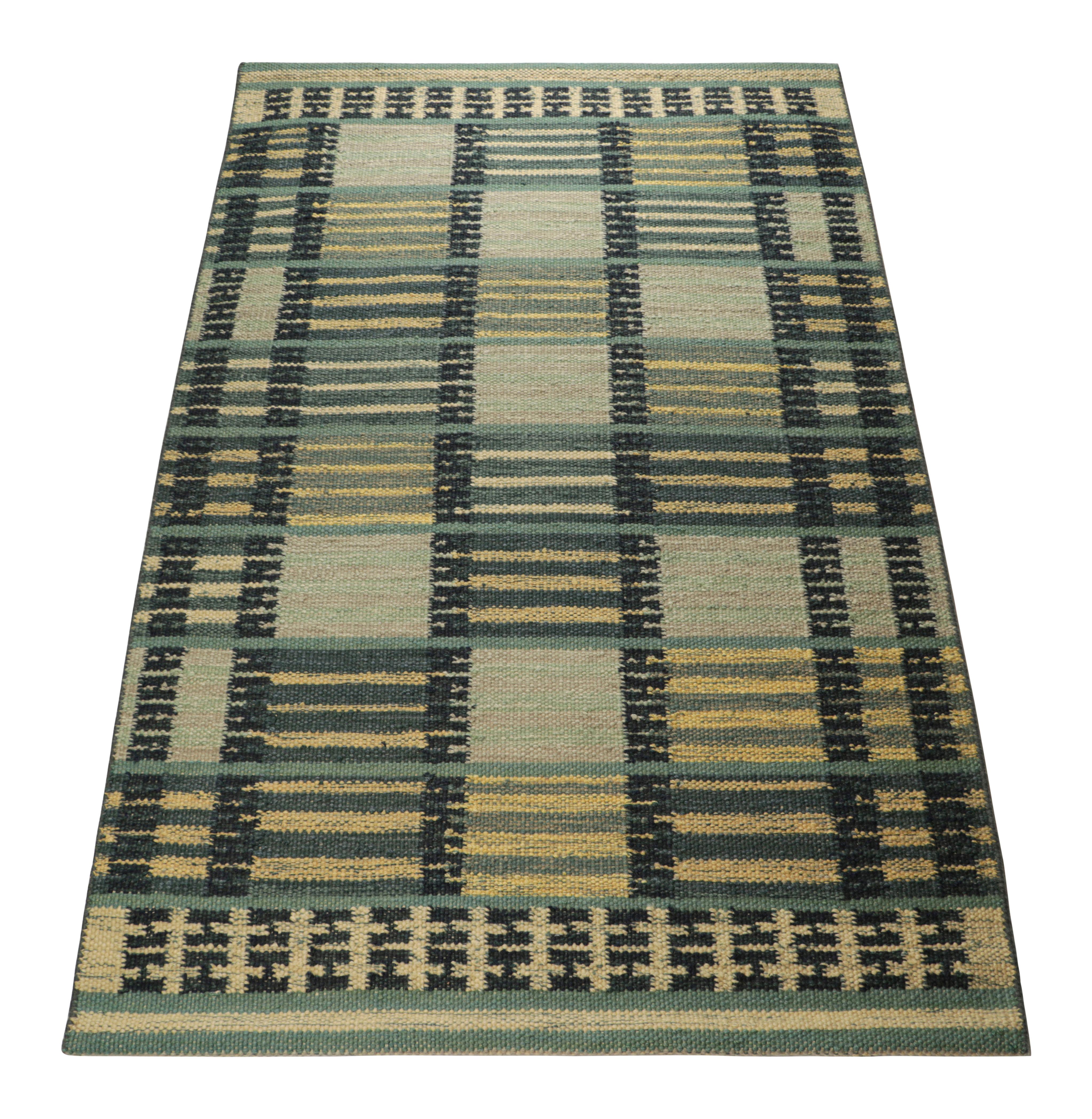 Rug & Kilim's Teppich im skandinavischen Stil in Blautönen, mit Streifen und Mustern (Indisch) im Angebot