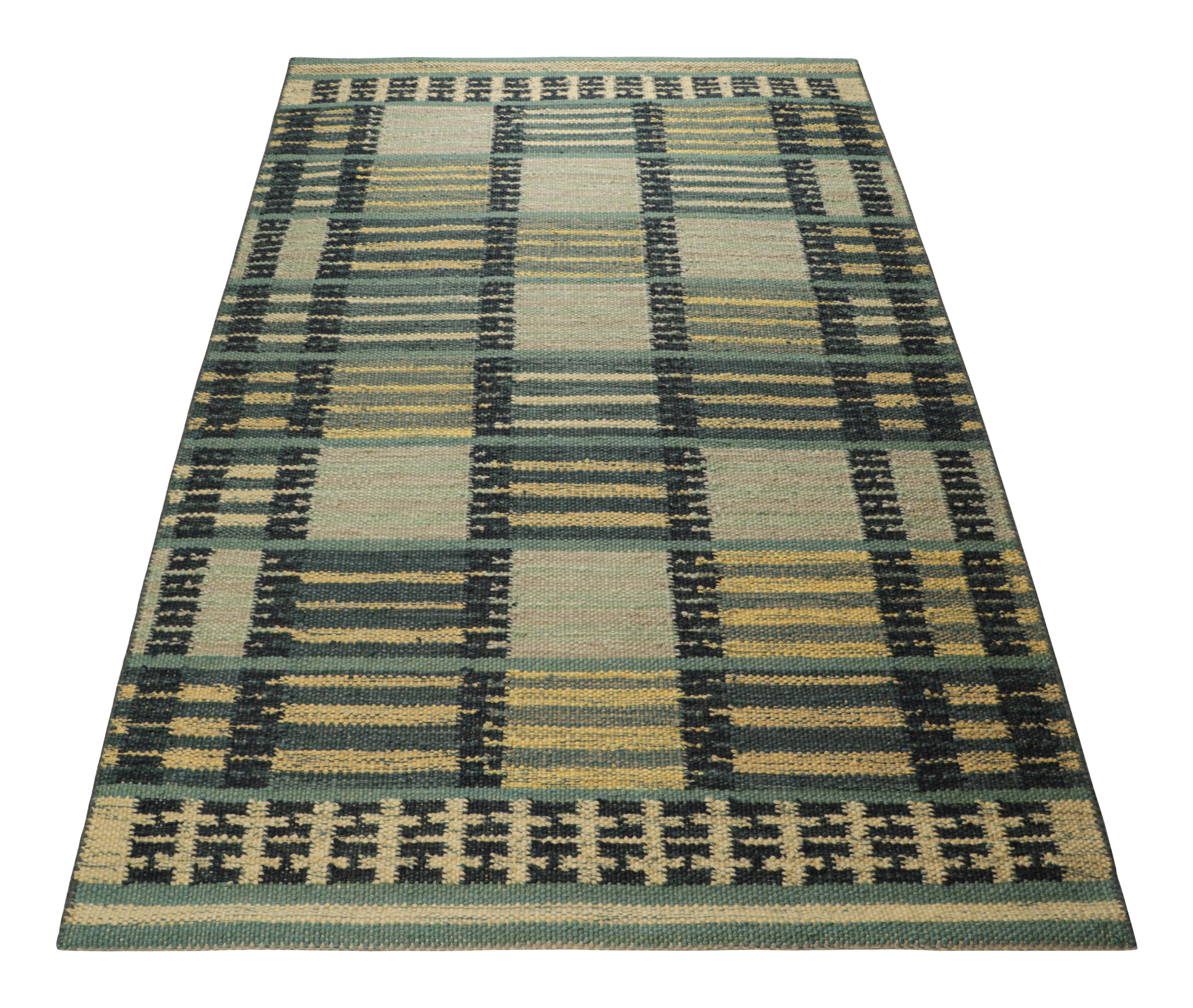 Rug & Kilim's Teppich im skandinavischen Stil in Blautönen, mit Streifen und Mustern (Handgewebt) im Angebot