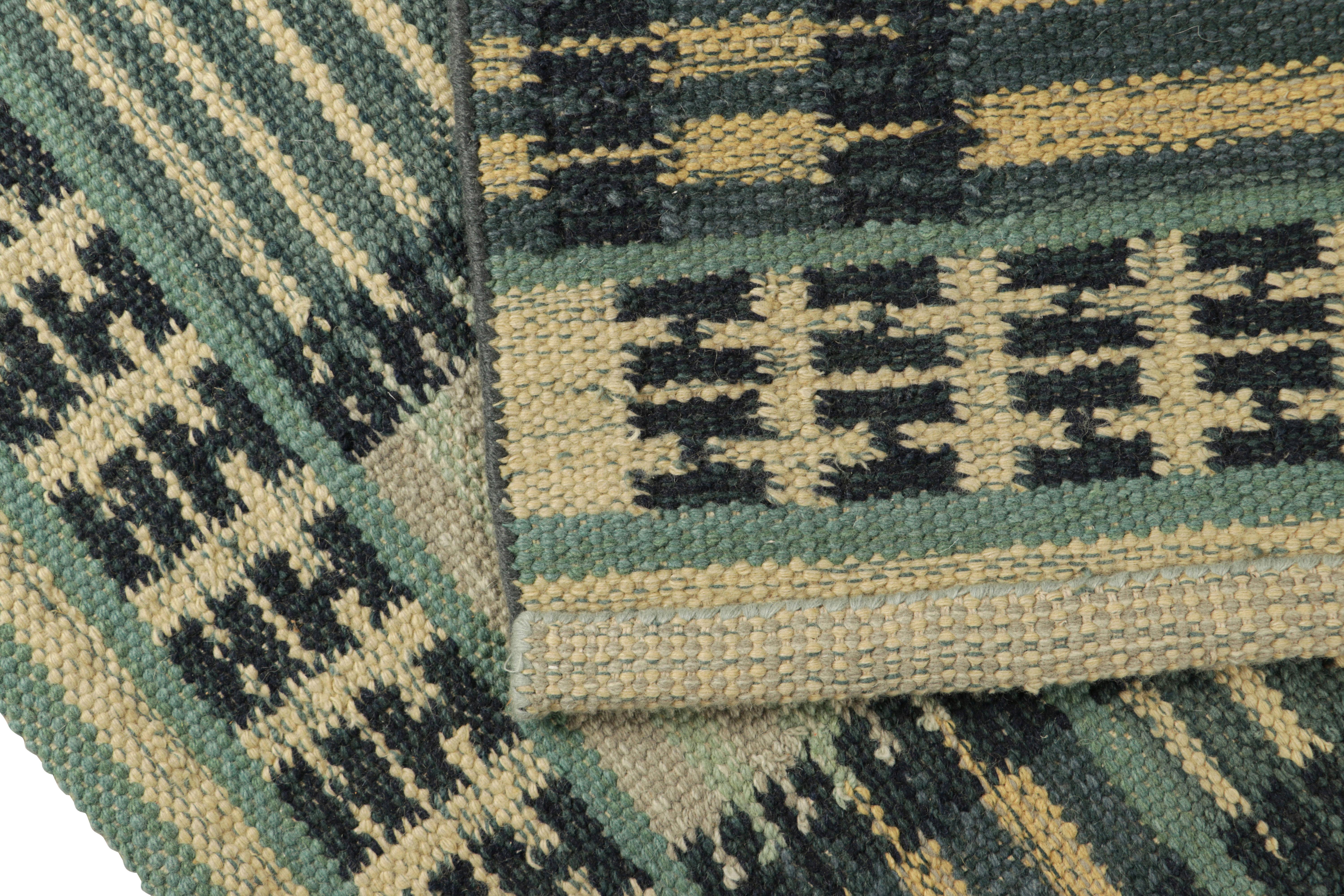 Rug & Kilim's Teppich im skandinavischen Stil in Blautönen, mit Streifen und Mustern (21. Jahrhundert und zeitgenössisch) im Angebot