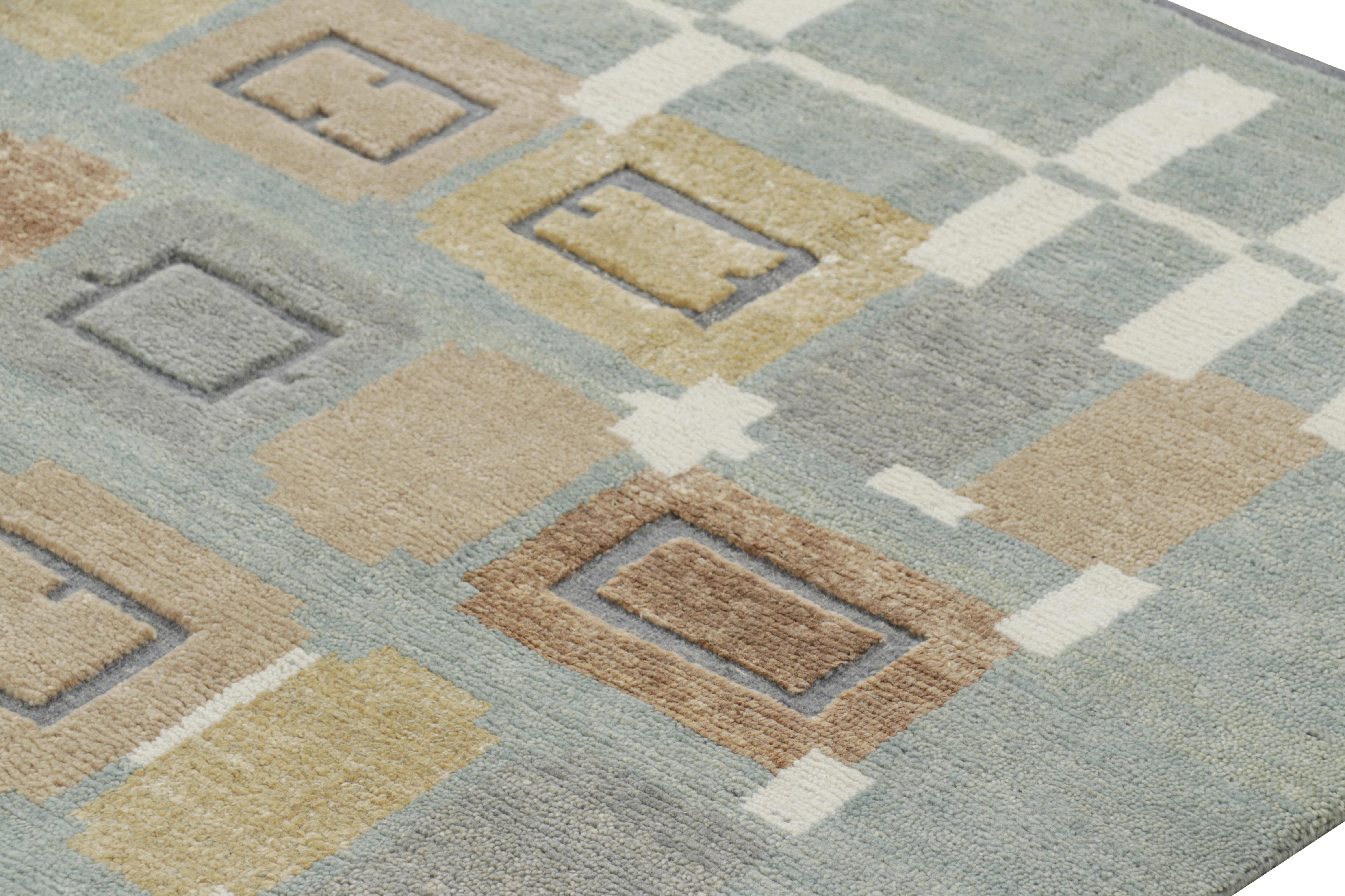 Rug & Kilim's Teppich im skandinavischen Stil in Blau mit beige-braunen geometrischen Mustern (Moderne) im Angebot