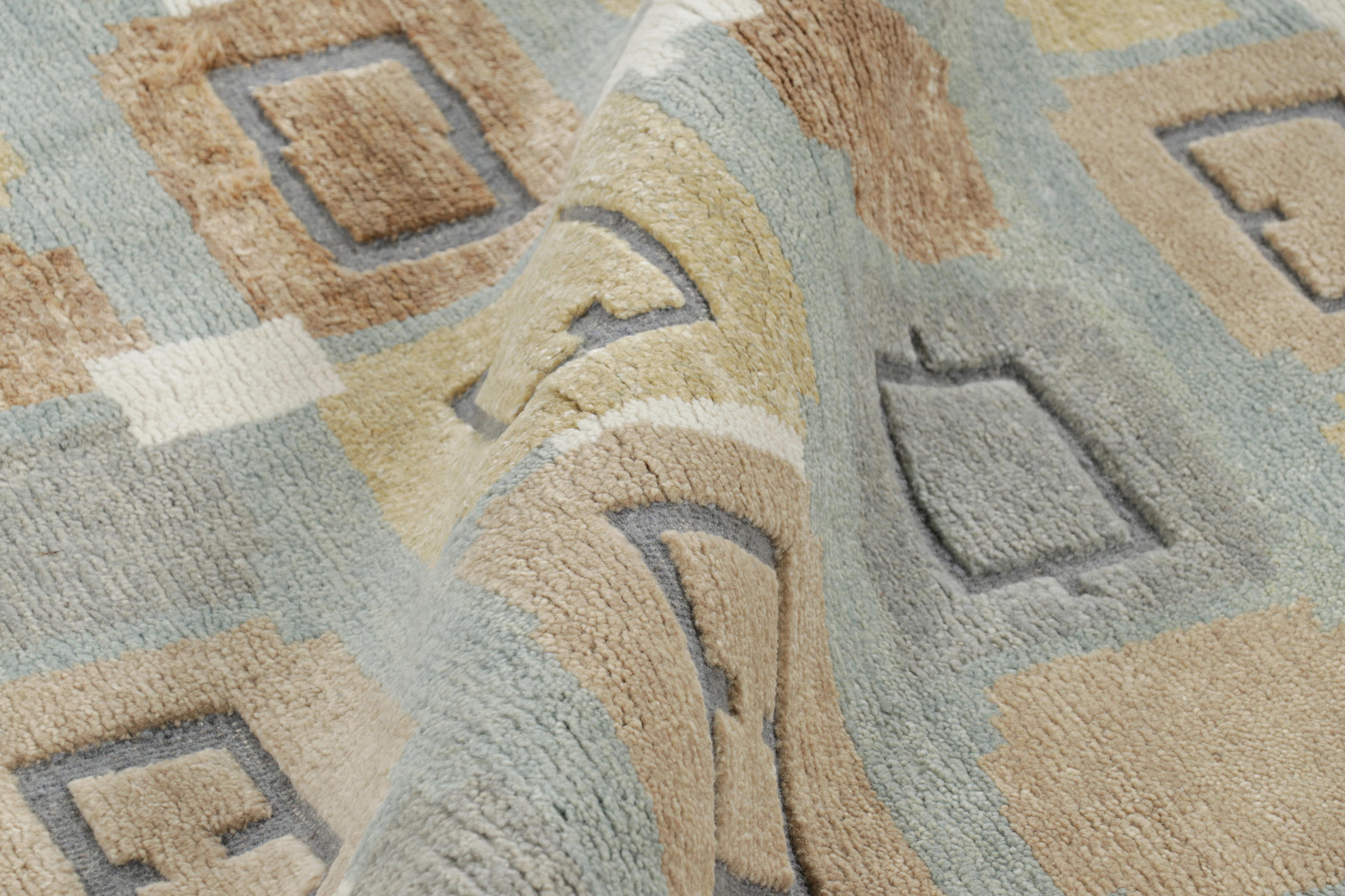 Rug & Kilim's Teppich im skandinavischen Stil in Blau mit beige-braunen geometrischen Mustern (21. Jahrhundert und zeitgenössisch) im Angebot