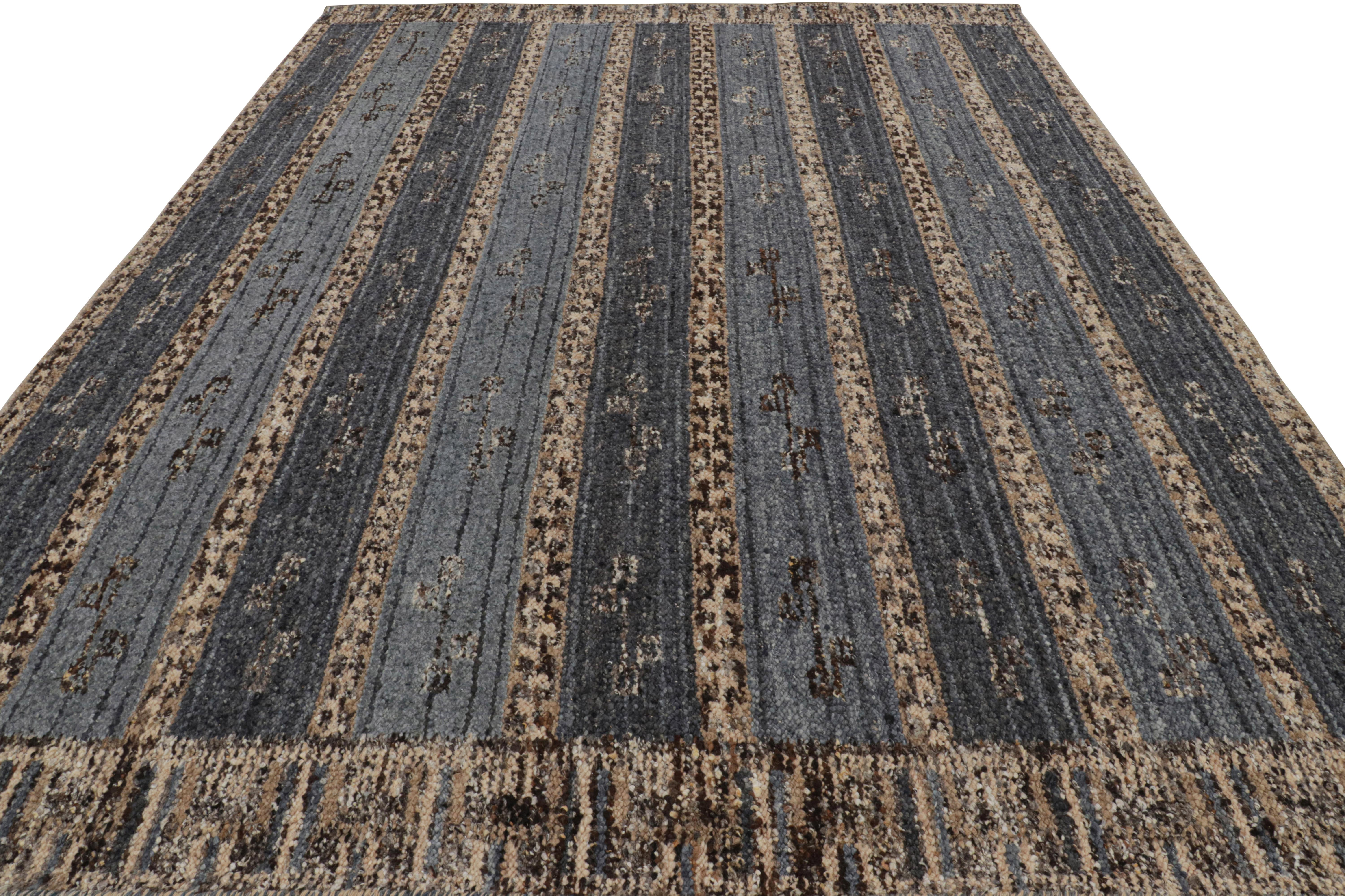 Rug & Kilim's Teppich im skandinavischen Stil in Blau mit beige-braunen Streifen (Handgewebt) im Angebot