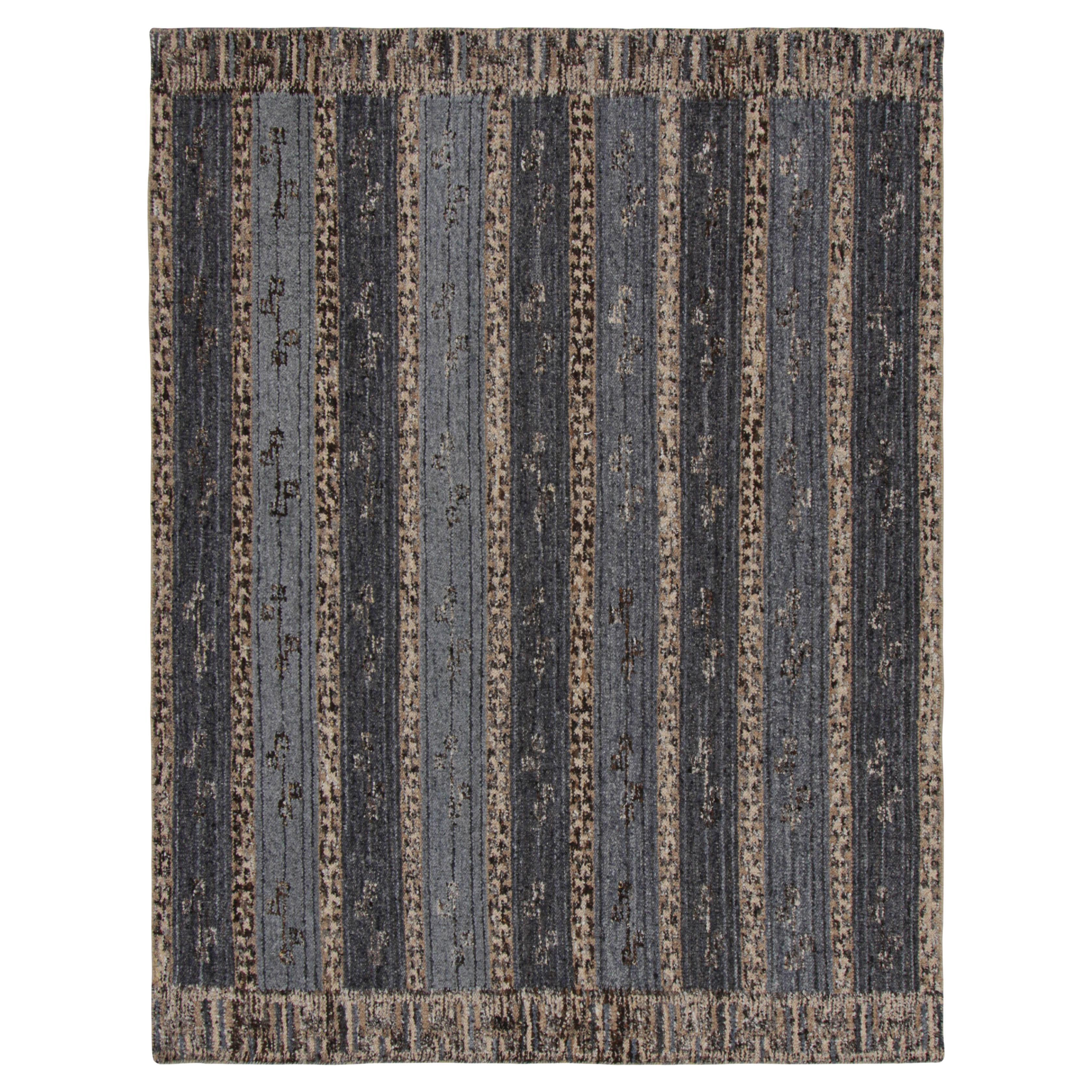 Rug & Kilim's Teppich im skandinavischen Stil in Blau mit beige-braunen Streifen im Angebot