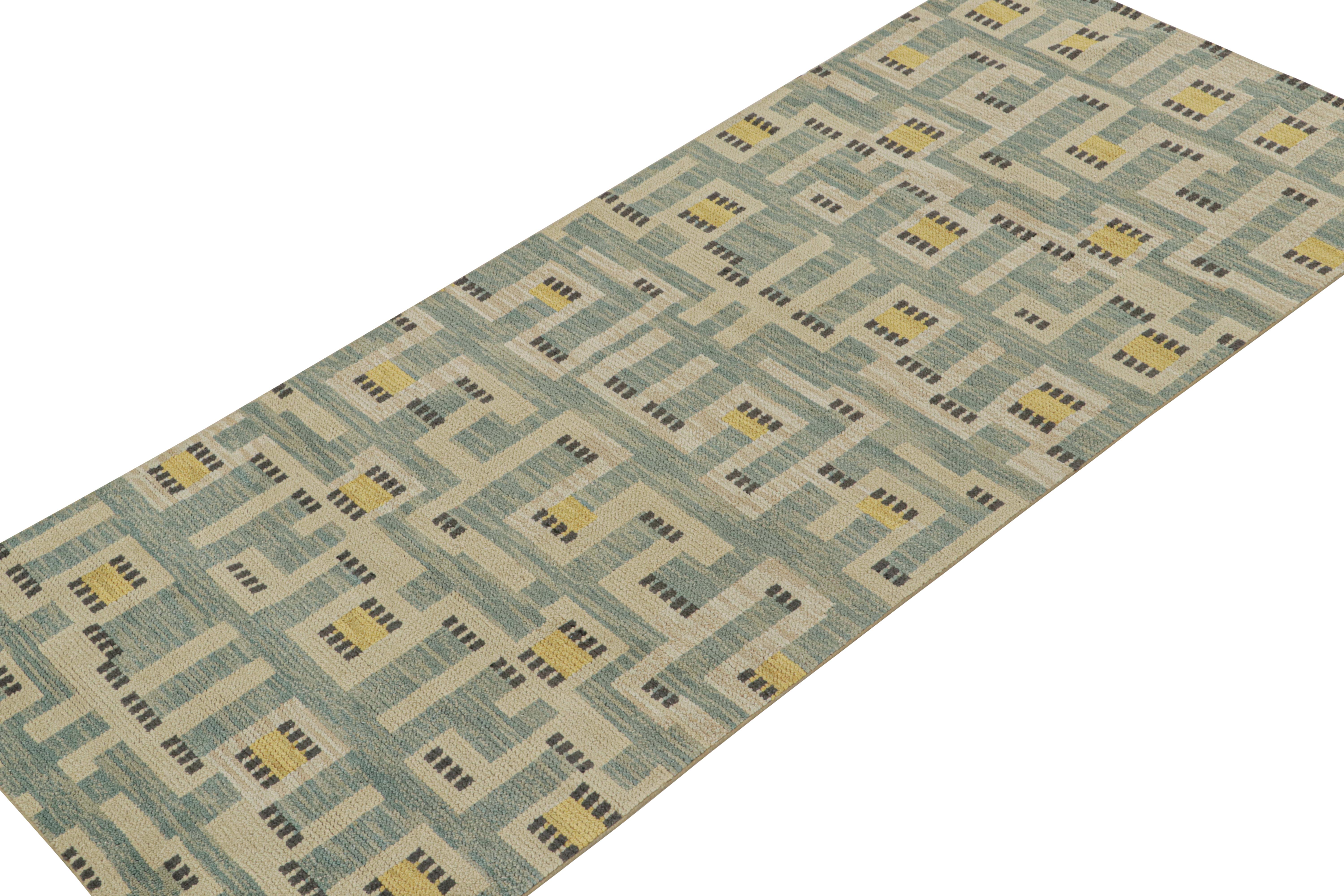 Rug & Kilim's Teppich im skandinavischen Stil in Blau mit beige-goldenem geometrischem Muster (Skandinavische Moderne) im Angebot