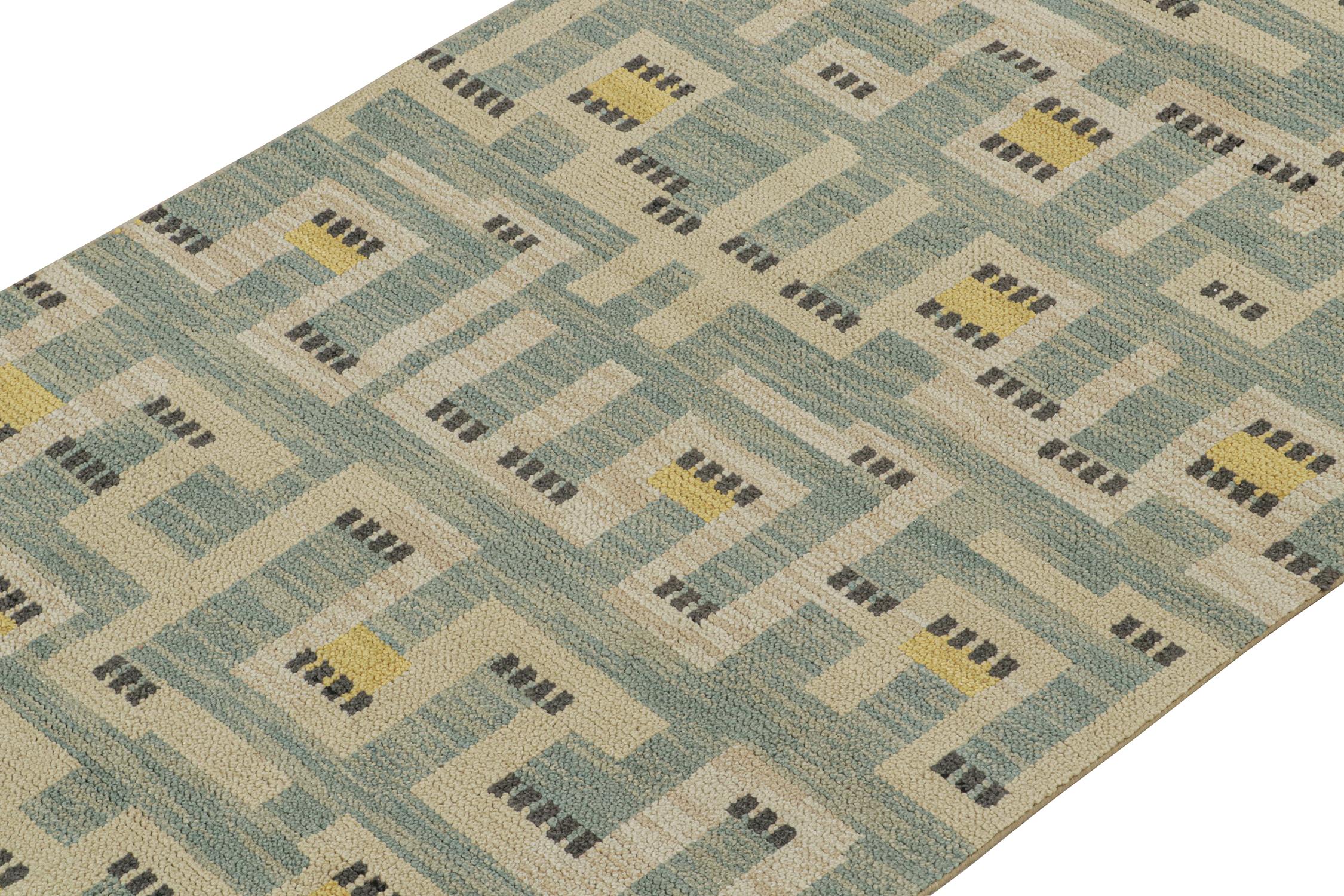 Rug & Kilim's Teppich im skandinavischen Stil in Blau mit beige-goldenem geometrischem Muster (Indisch) im Angebot