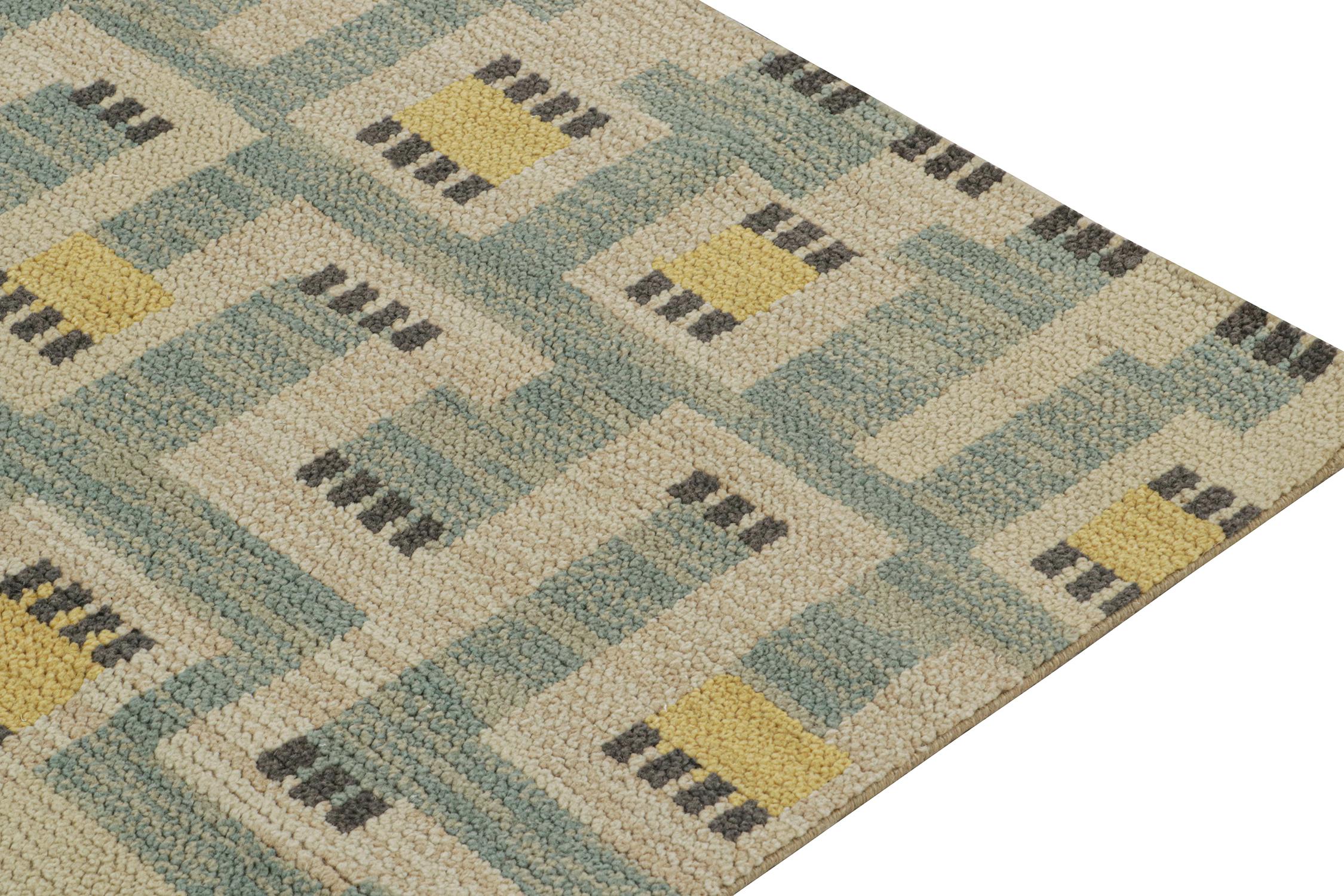 Rug & Kilim's Teppich im skandinavischen Stil in Blau mit beige-goldenem geometrischem Muster (Handgeknüpft) im Angebot