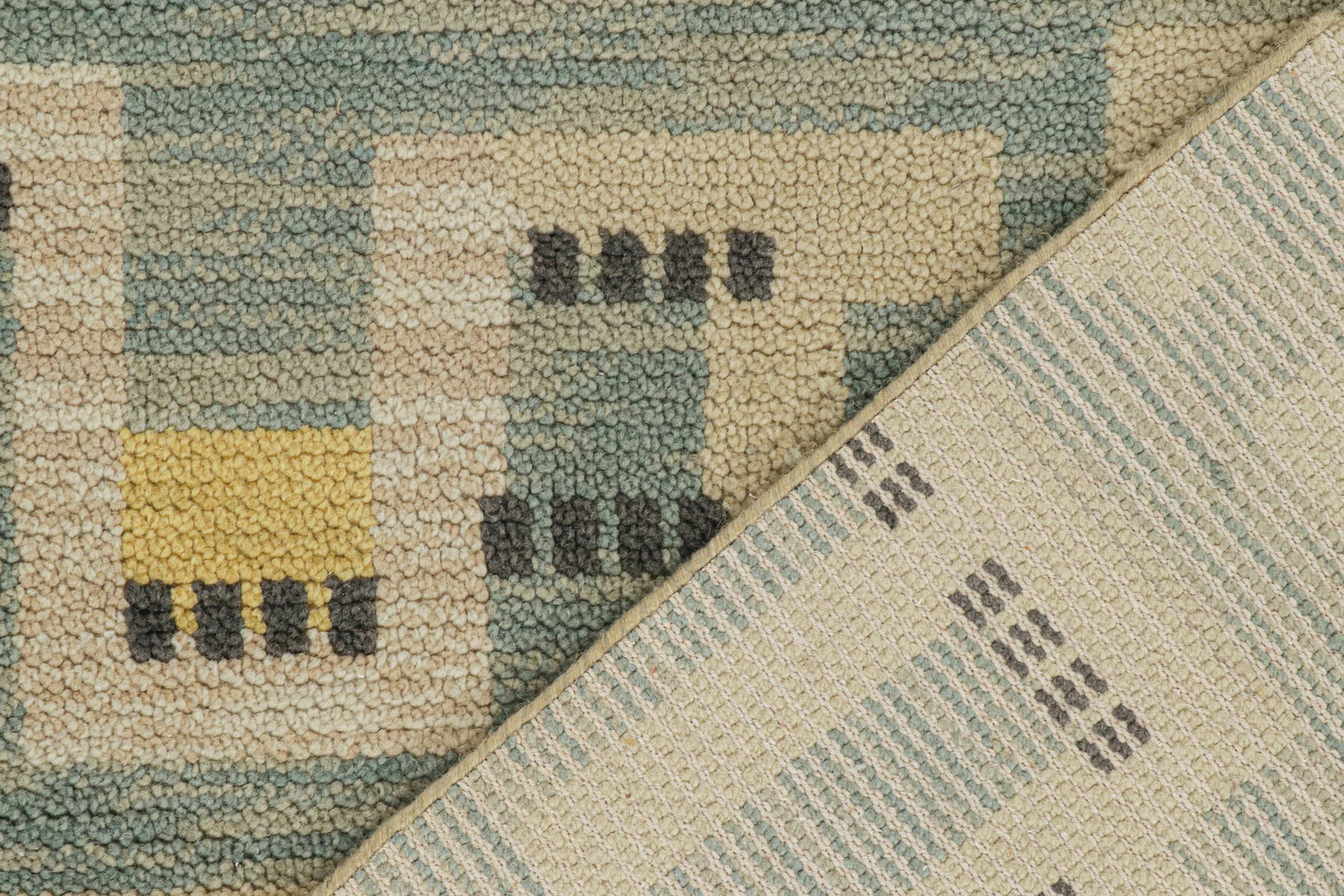 Rug & Kilim's Teppich im skandinavischen Stil in Blau mit beige-goldenem geometrischem Muster (21. Jahrhundert und zeitgenössisch) im Angebot