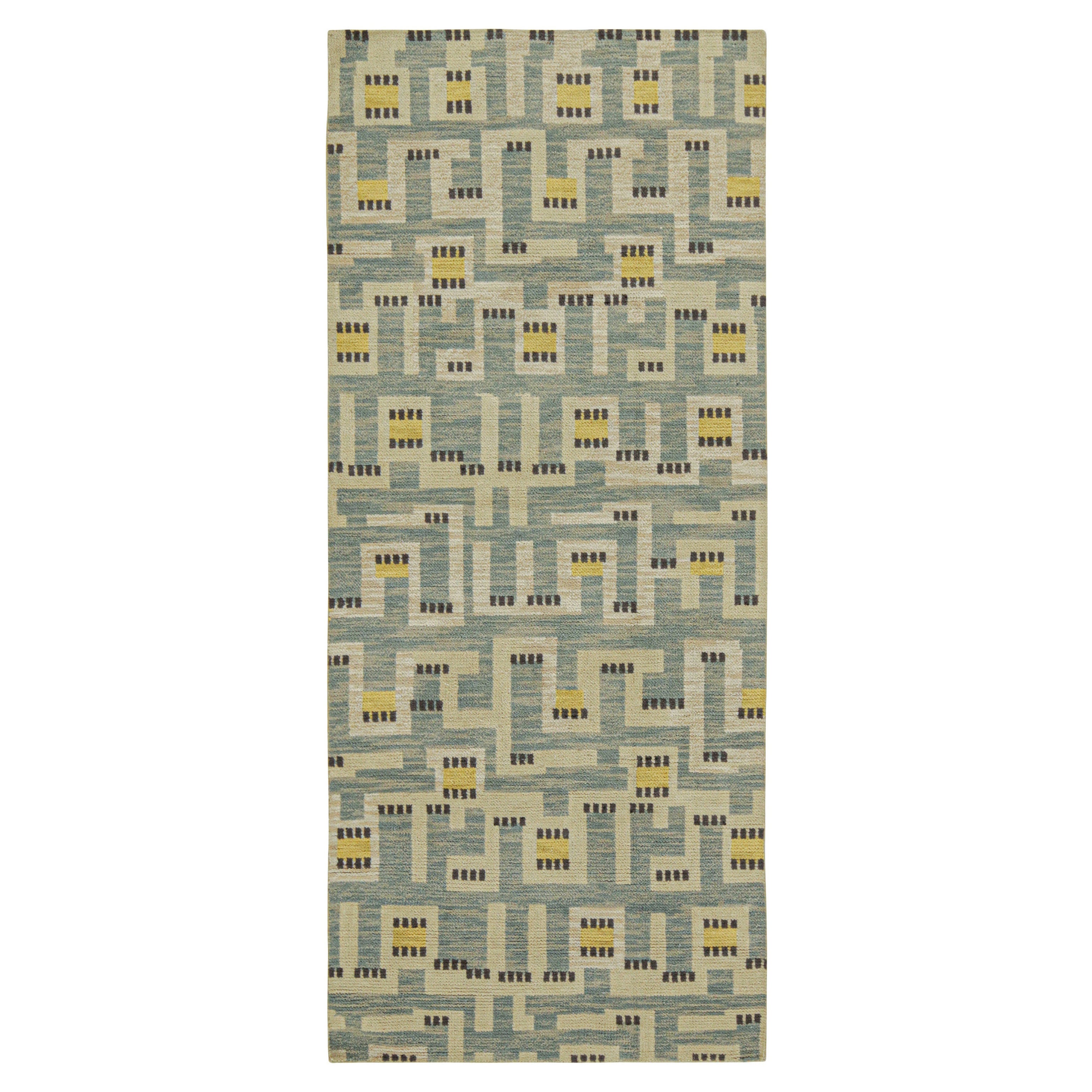 Rug & Kilim's Teppich im skandinavischen Stil in Blau mit beige-goldenem geometrischem Muster