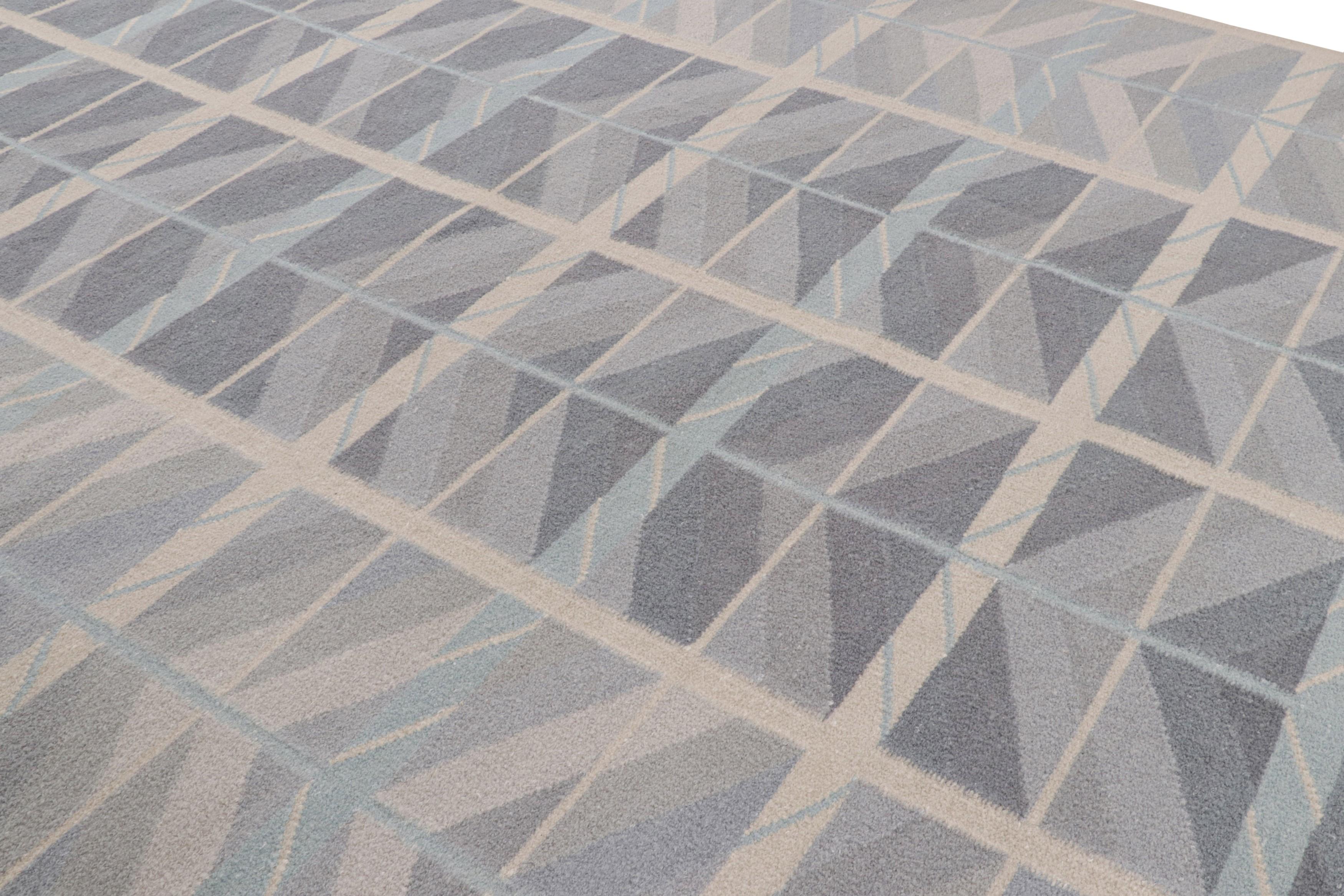 Dieser schwedische Teppich im Format 10x15 ist eine kühne Neuheit in der skandinavischen Kollektion von Rug & Kilim. Das Design ist von schwedischem Minimalismus inspiriert und wird aus einer Mischung aus Wolle und exotischen Garnen
