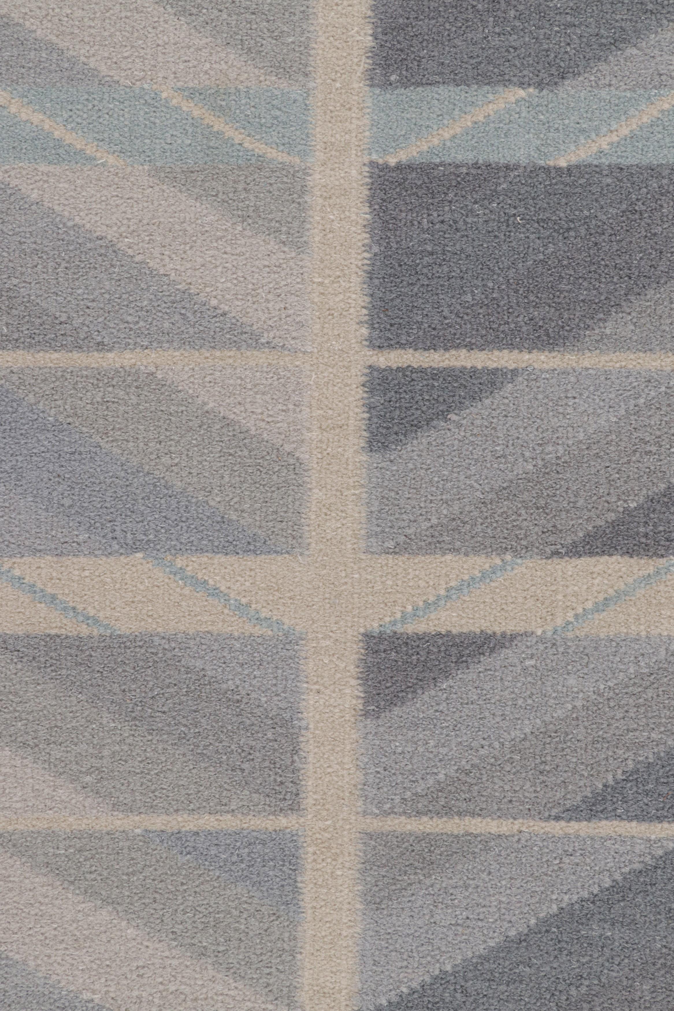 Rug & Kilim's Teppich im skandinavischen Stil in Blau mit geometrischen Chevron-Mustern (Moderne) im Angebot
