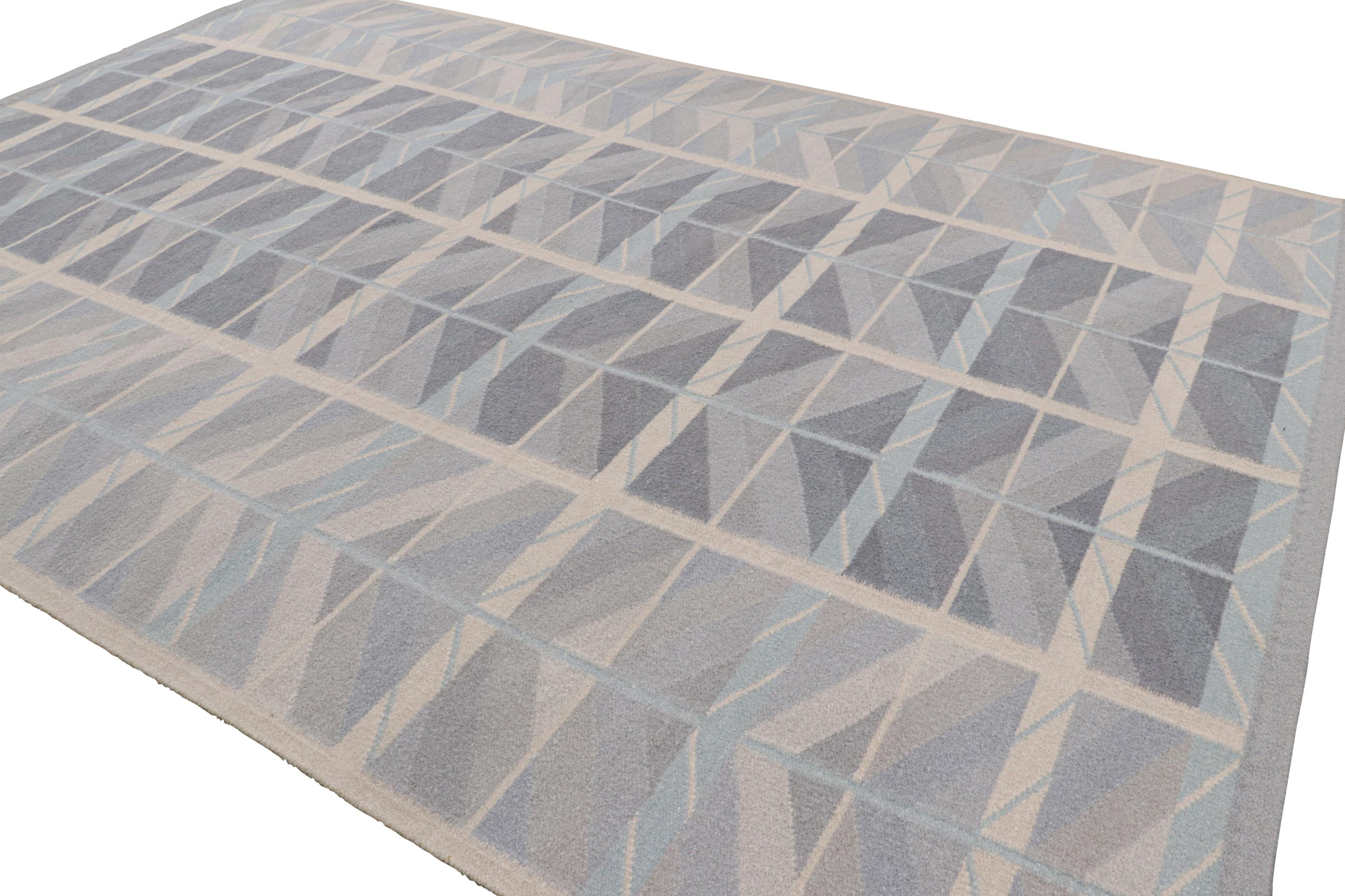 Rug & Kilim's Teppich im skandinavischen Stil in Blau mit geometrischen Chevron-Mustern (Indisch) im Angebot