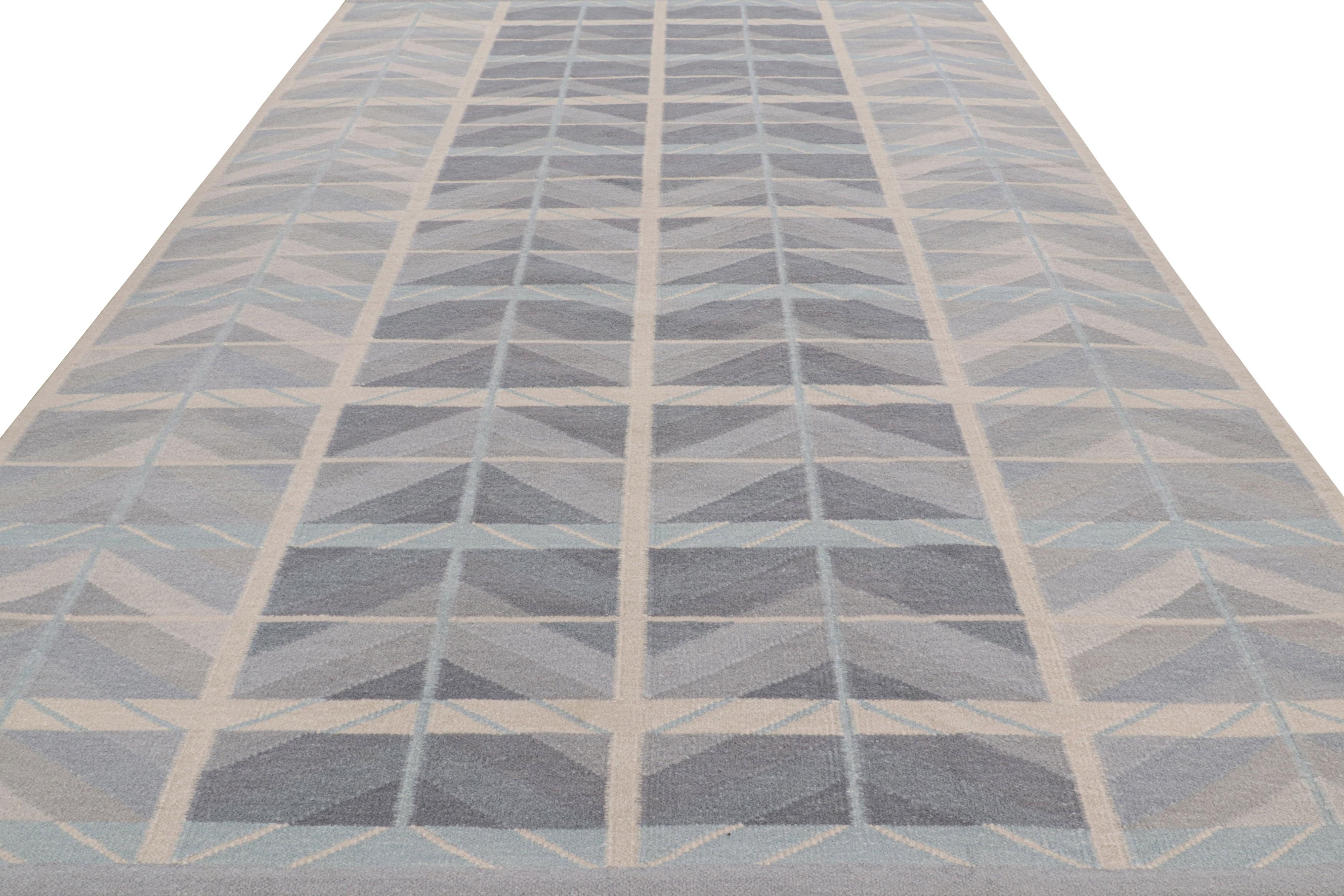 Rug & Kilim's Teppich im skandinavischen Stil in Blau mit geometrischen Chevron-Mustern (Handgewebt) im Angebot