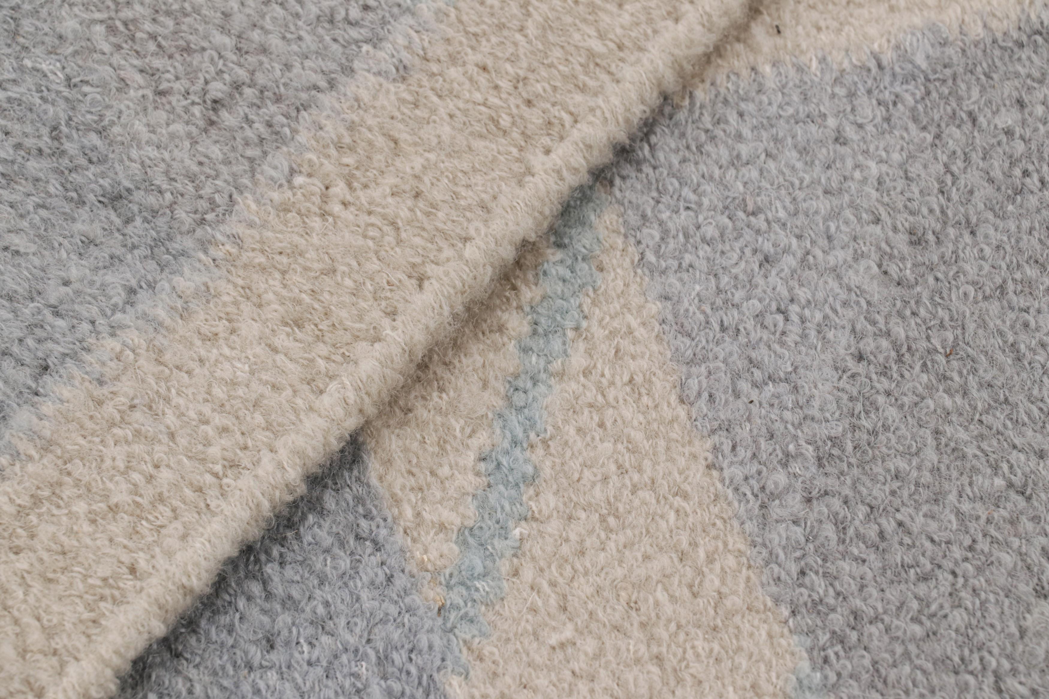 Rug & Kilim's Teppich im skandinavischen Stil in Blau mit geometrischen Chevron-Mustern (21. Jahrhundert und zeitgenössisch) im Angebot