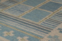 Rug & Kilim: tappeto in stile scandinavo di colore blu con motivi geometrici colorati