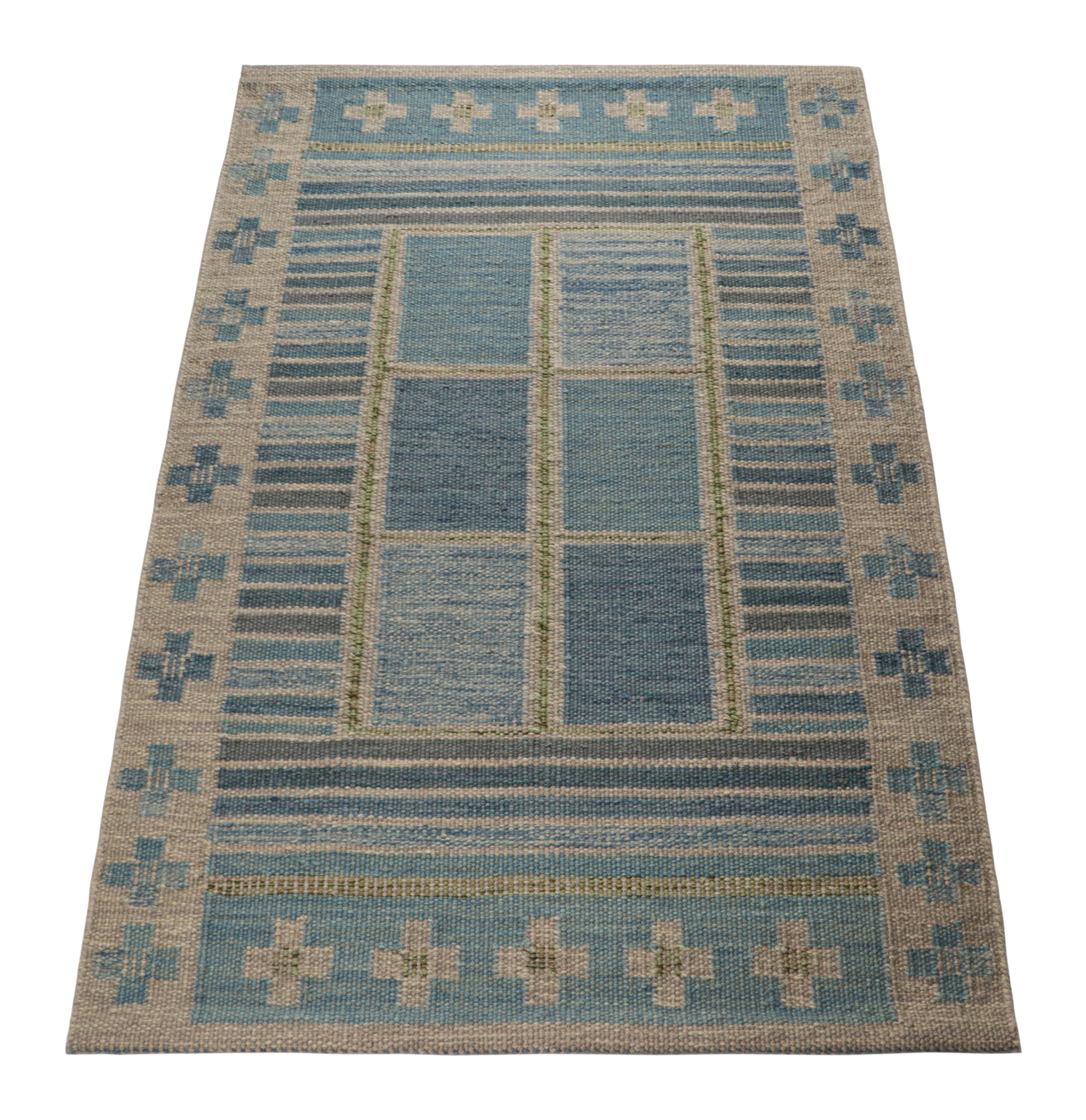 Indiano Rug & Kilim: tappeto in stile scandinavo di colore blu con motivi geometrici colorati in vendita