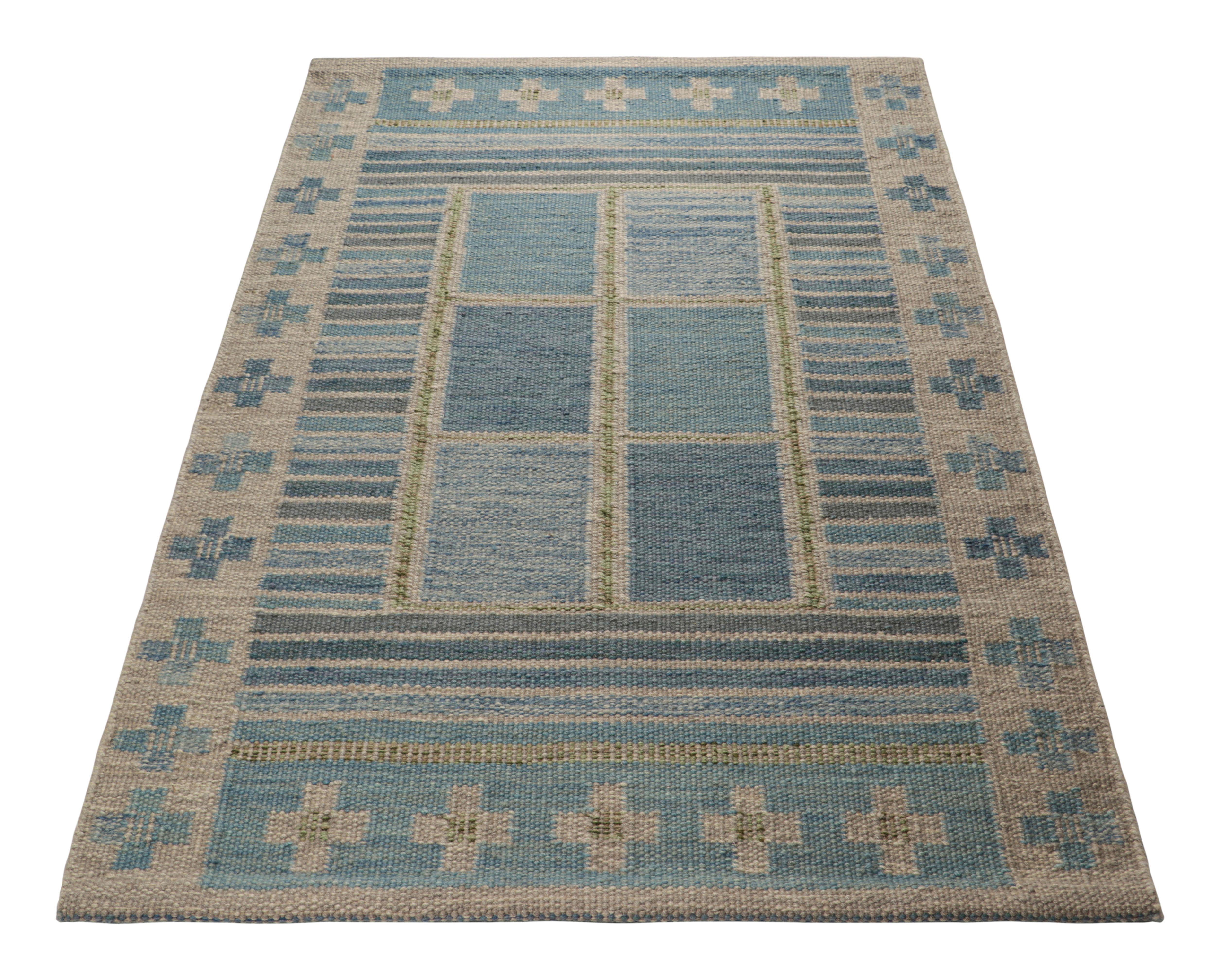 Tessuto a mano Rug & Kilim: tappeto in stile scandinavo di colore blu con motivi geometrici colorati in vendita
