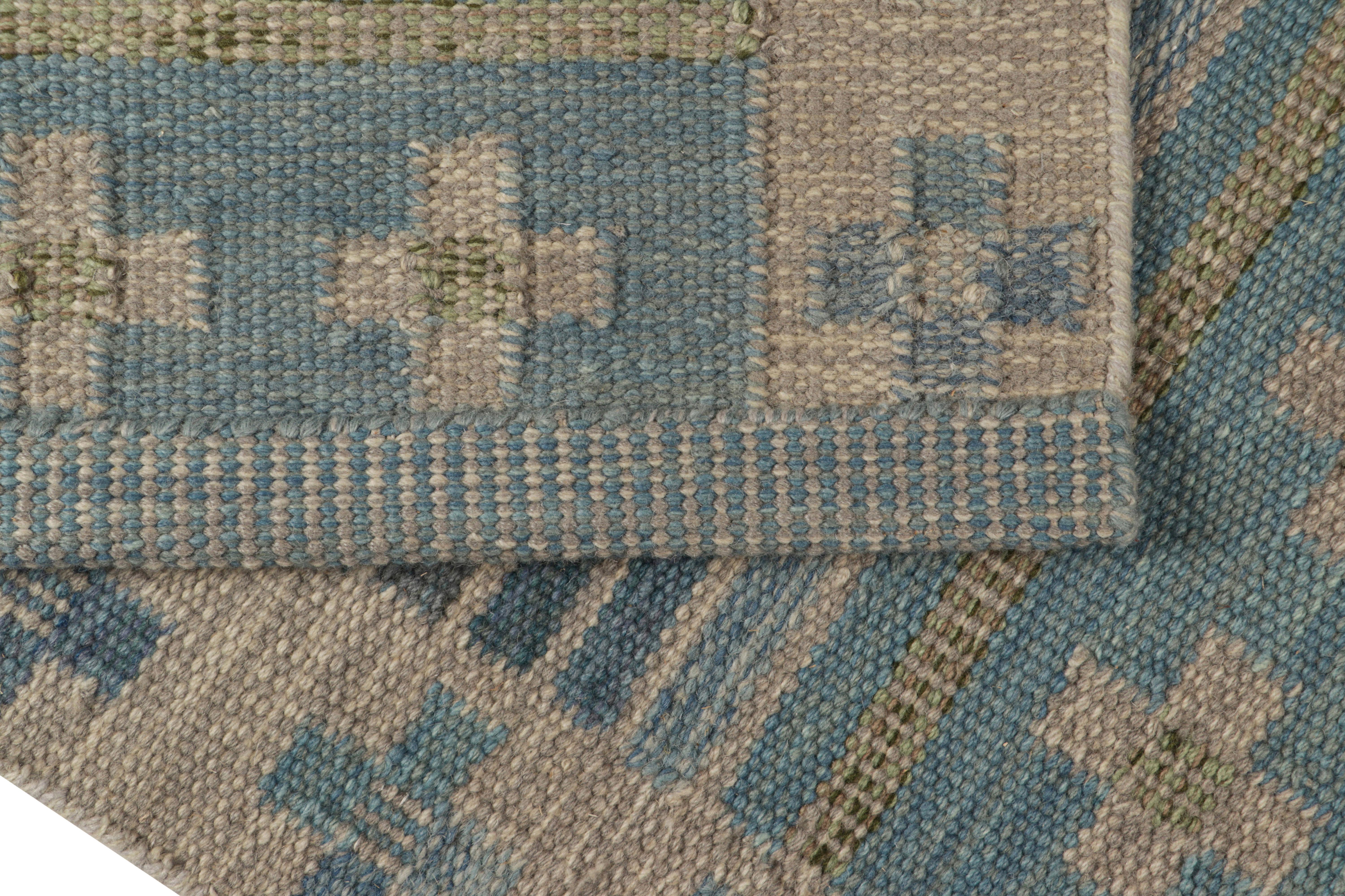 XXI secolo e contemporaneo Rug & Kilim: tappeto in stile scandinavo di colore blu con motivi geometrici colorati in vendita