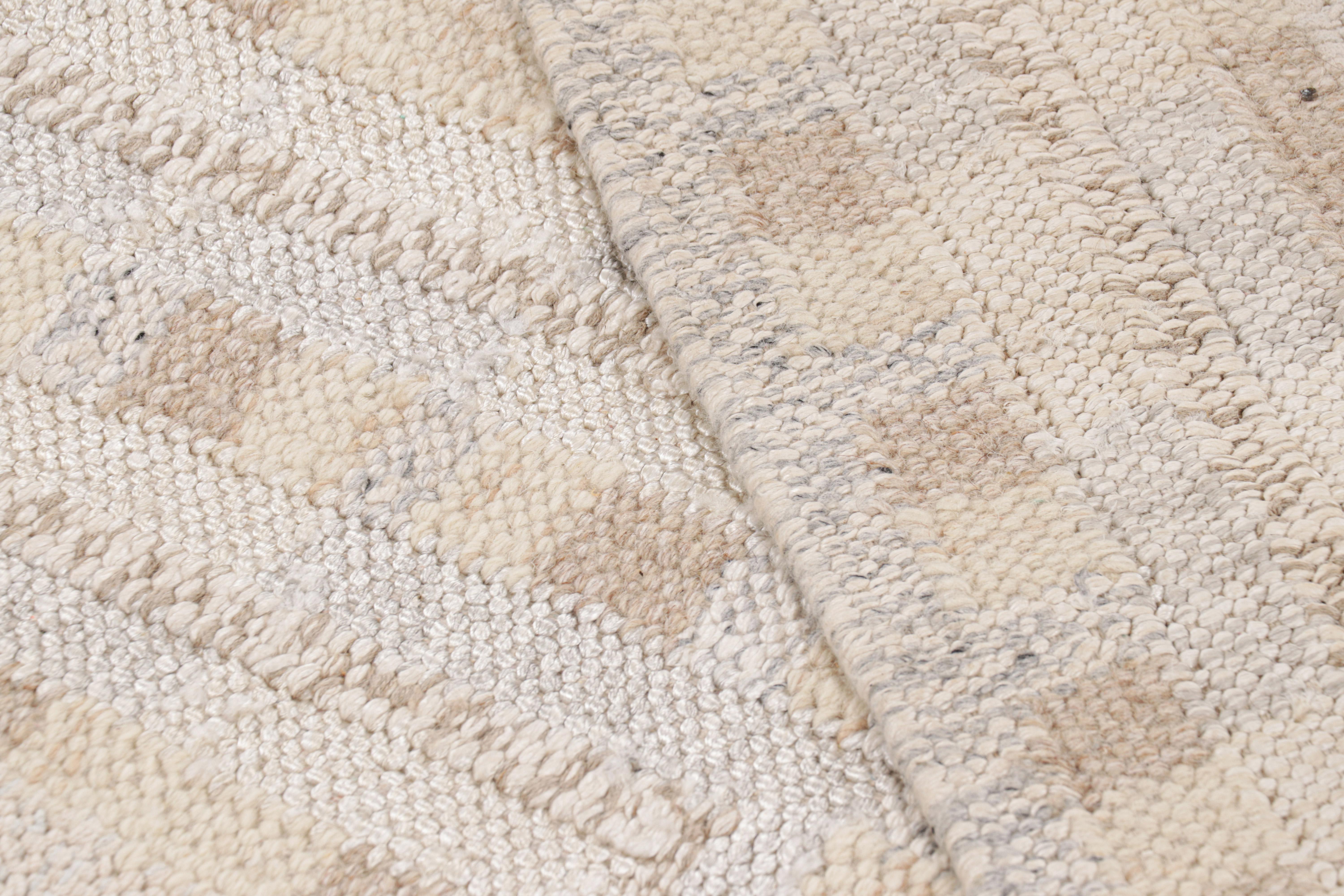 Rug & Kilim's Teppich im skandinavischen Stil in Blau mit bunten geometrischen Mustern (21. Jahrhundert und zeitgenössisch) im Angebot