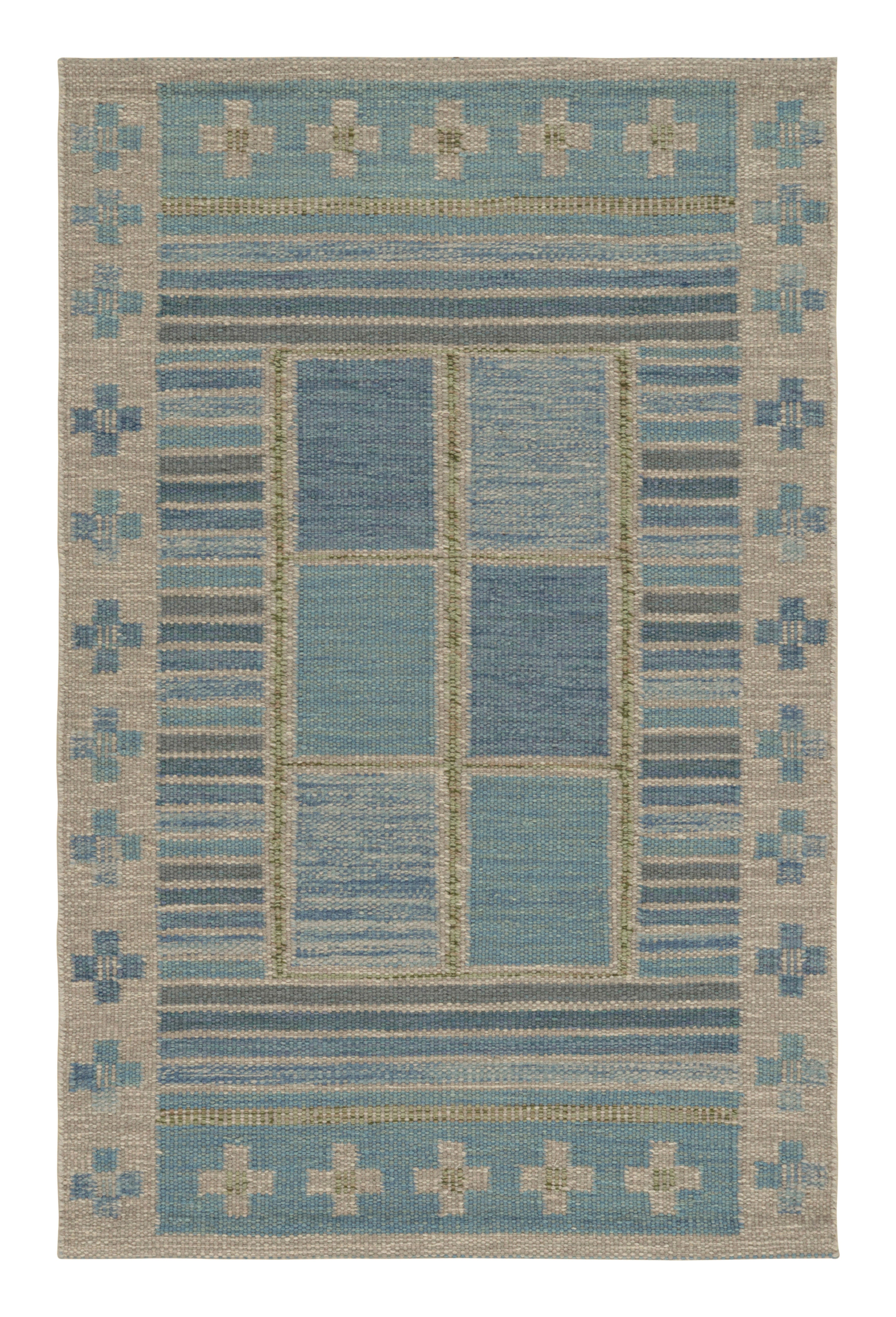Rug & Kilim's Teppich im skandinavischen Stil in Blau mit bunten geometrischen Mustern
