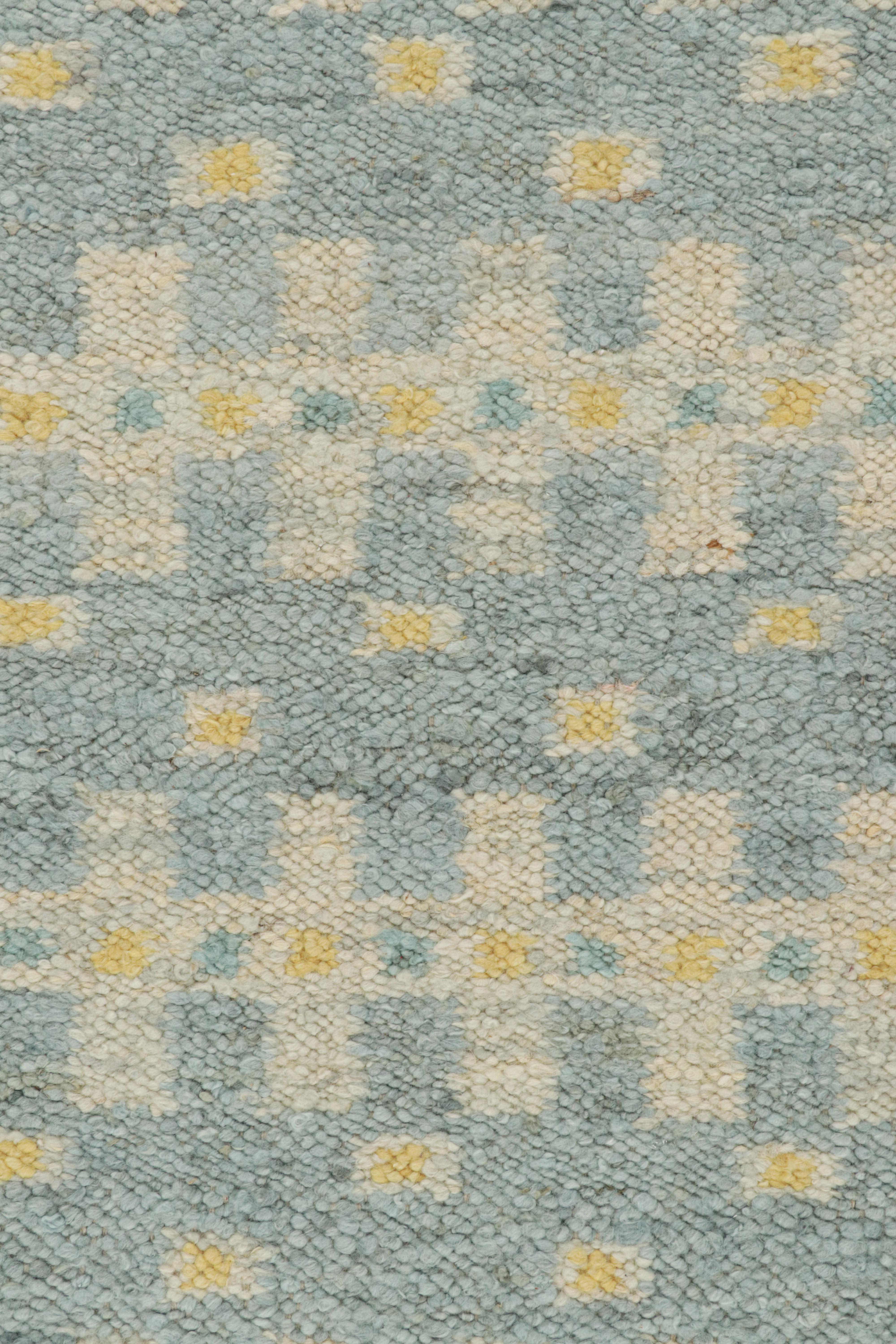 Rug & Kilim's Teppich im skandinavischen Stil in Blau mit cremefarbenen, geometrischen Mustern (Moderne) im Angebot