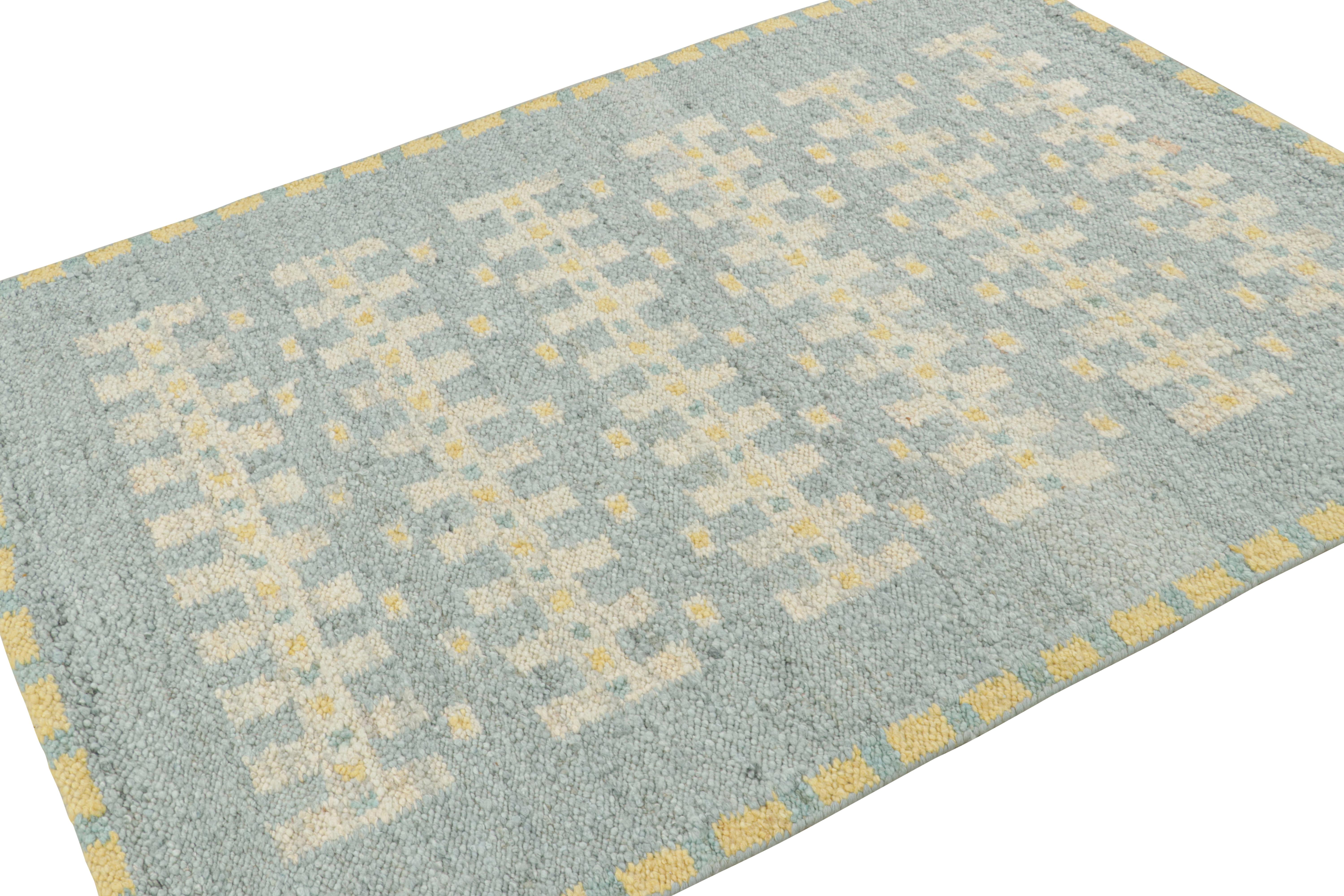 Rug & Kilim's Teppich im skandinavischen Stil in Blau mit cremefarbenen, geometrischen Mustern (Indisch) im Angebot