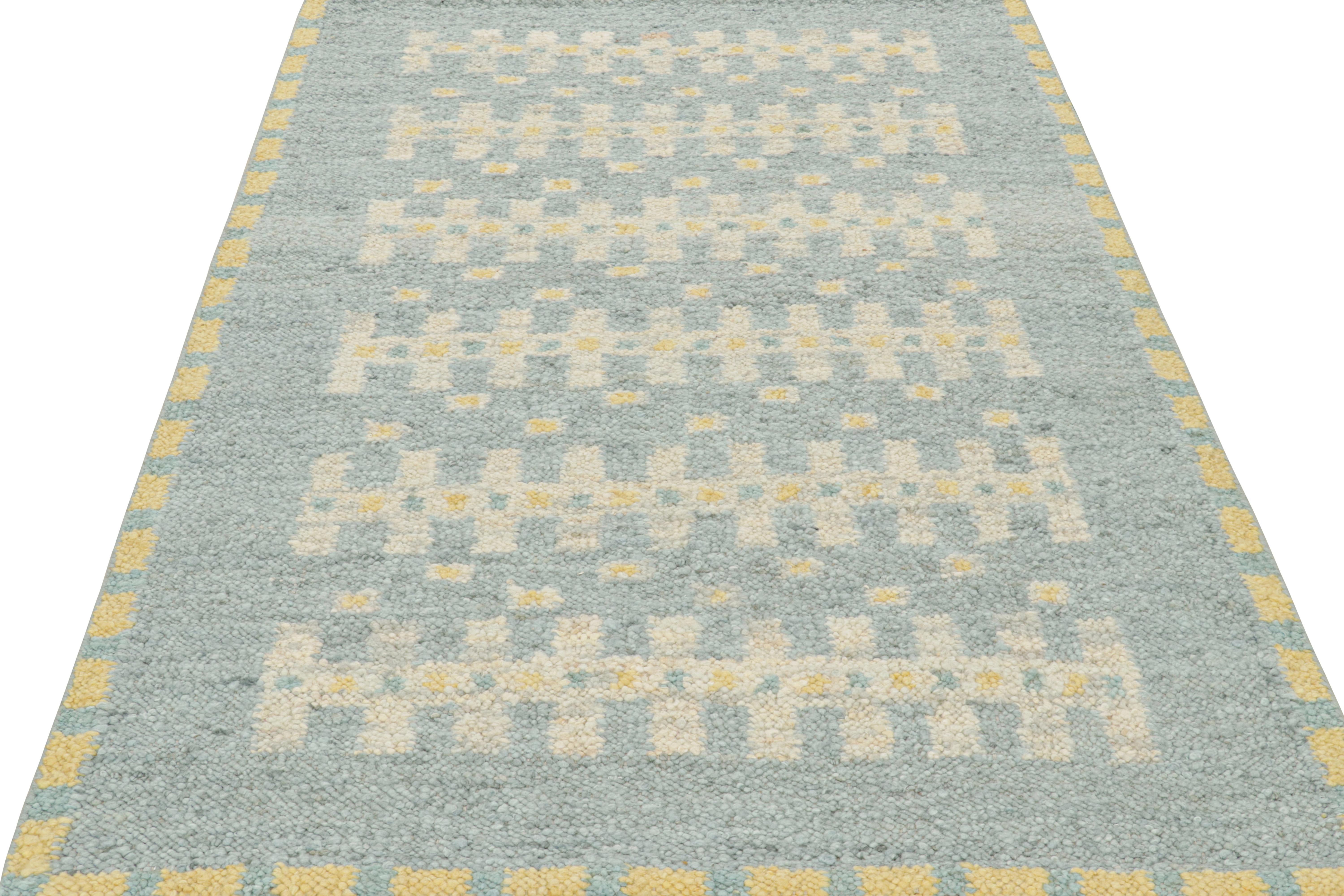 Rug & Kilim's Teppich im skandinavischen Stil in Blau mit cremefarbenen, geometrischen Mustern (Handgewebt) im Angebot