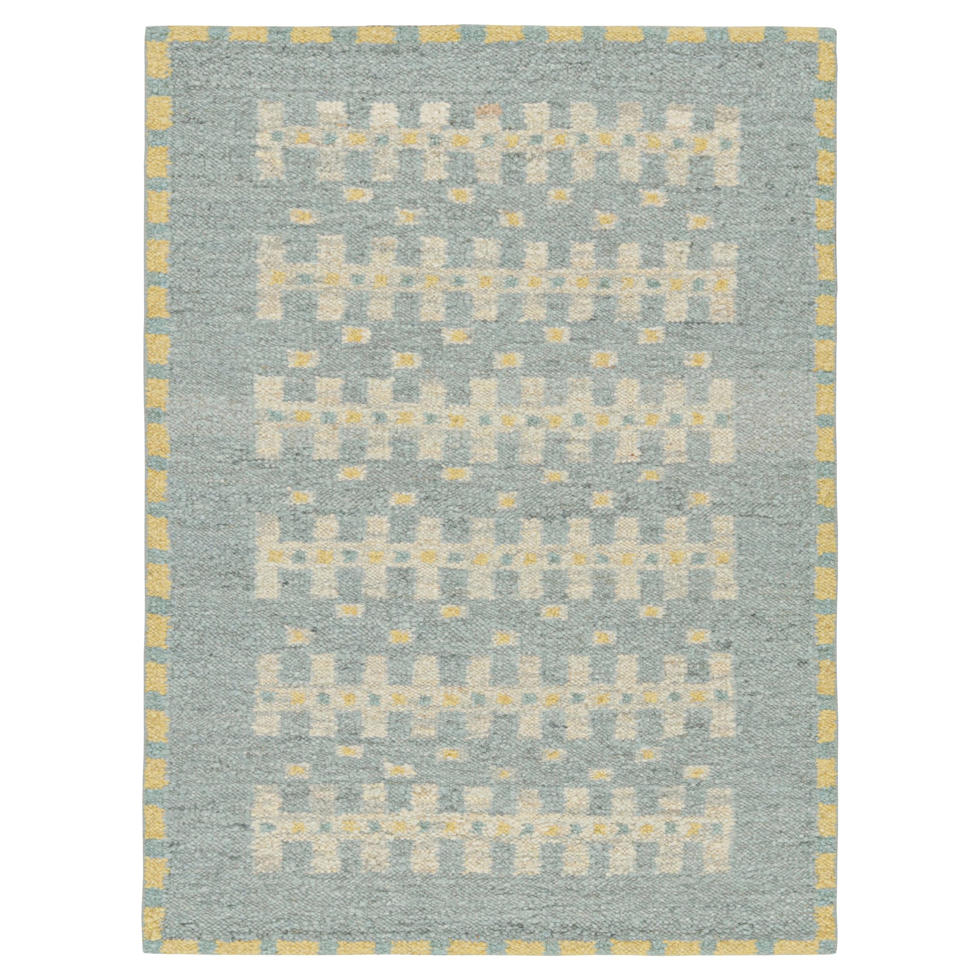 Rug & Kilim's Teppich im skandinavischen Stil in Blau mit cremefarbenen, geometrischen Mustern im Angebot