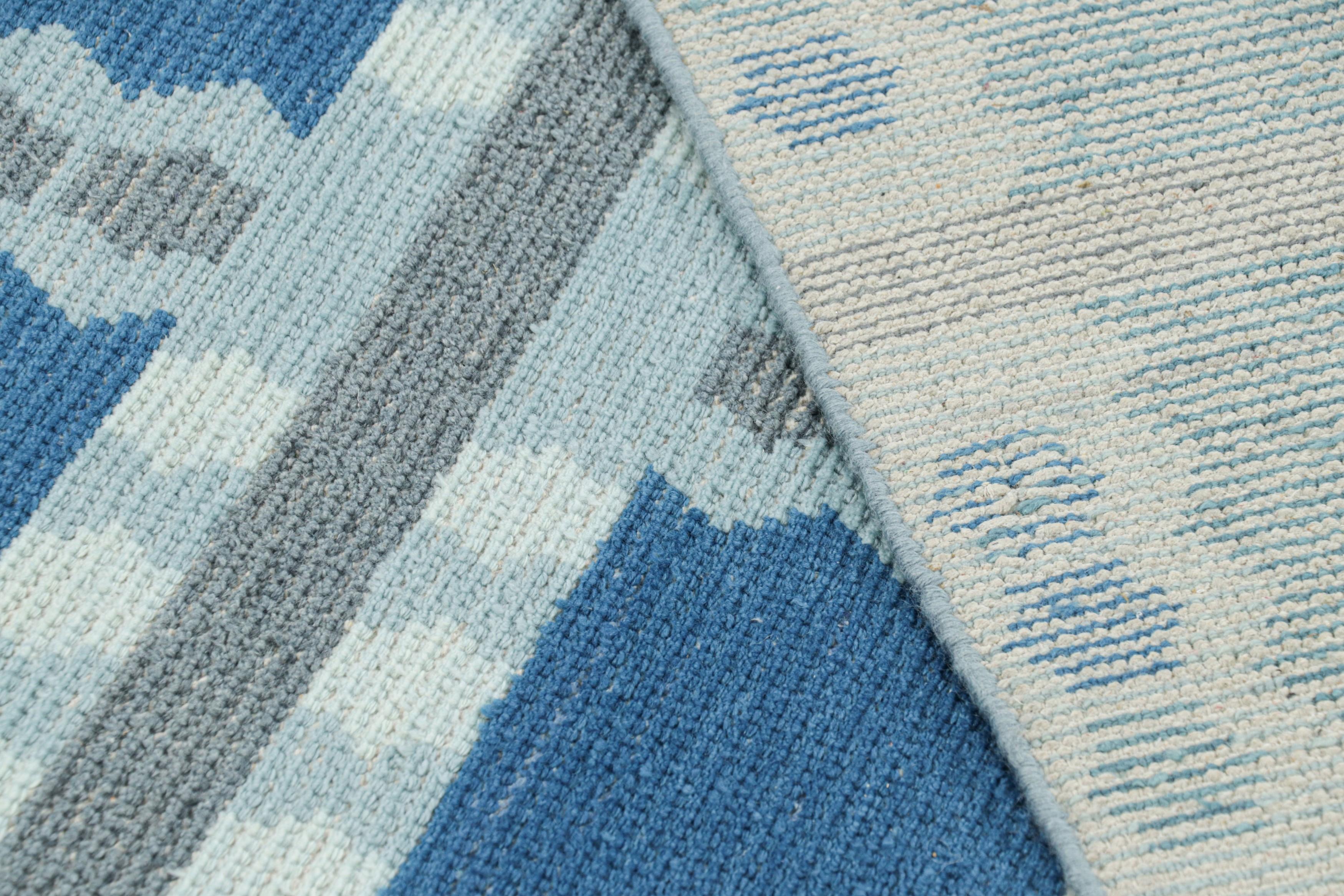 Lana Rug & Kilim: Tappeto in stile scandinavo blu con motivo geometrico in vendita