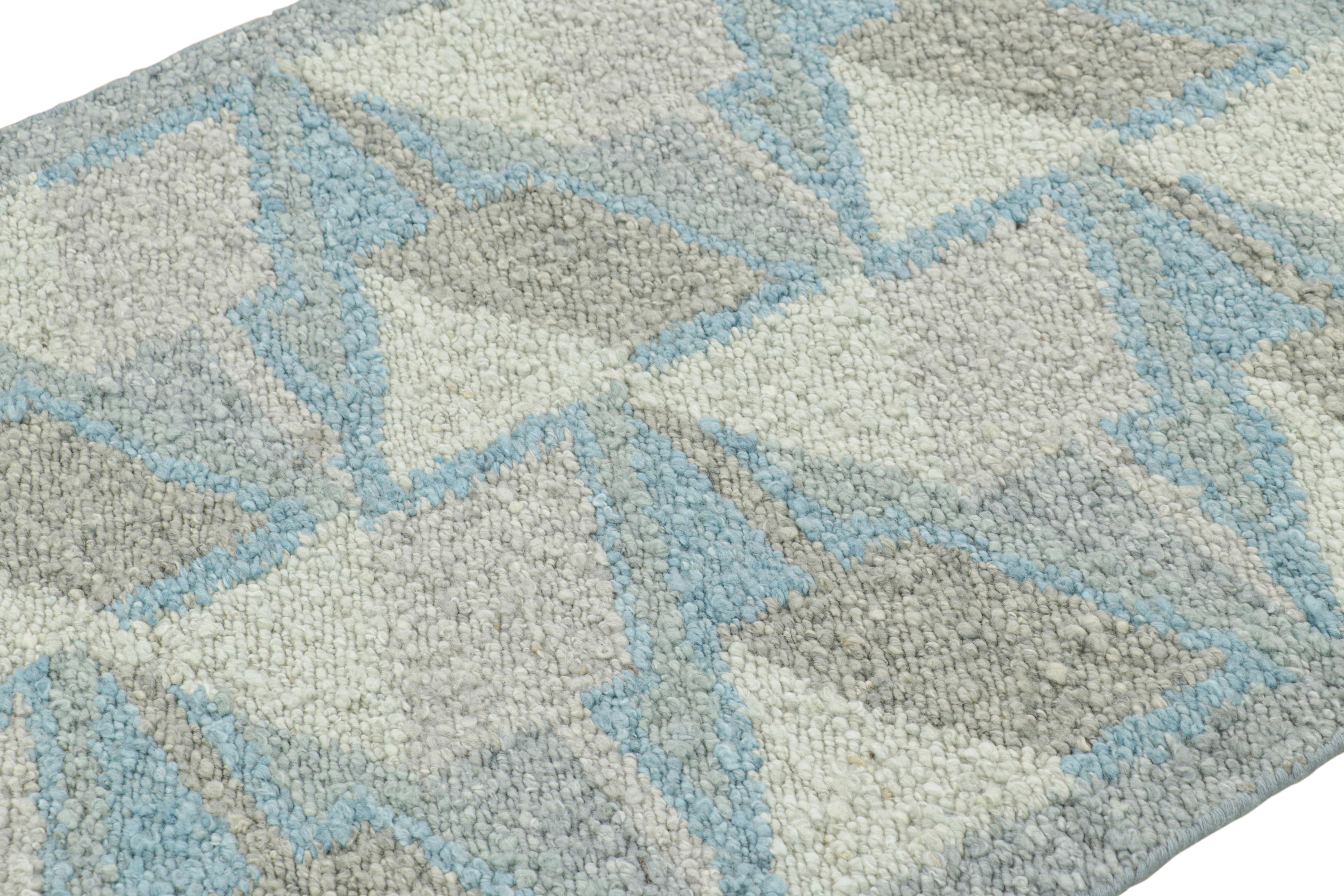Dieser skandinavische Kelim 3x5, handgewebt aus Wolle, aus unserer berühmten Flachgewebe-Textur der titelgebenden, preisgekrönten Collection'S, genießt die Finesse schwedischer Ästhetik mit einem geometrischen Muster. 

Über das Design: 

Bewunderer