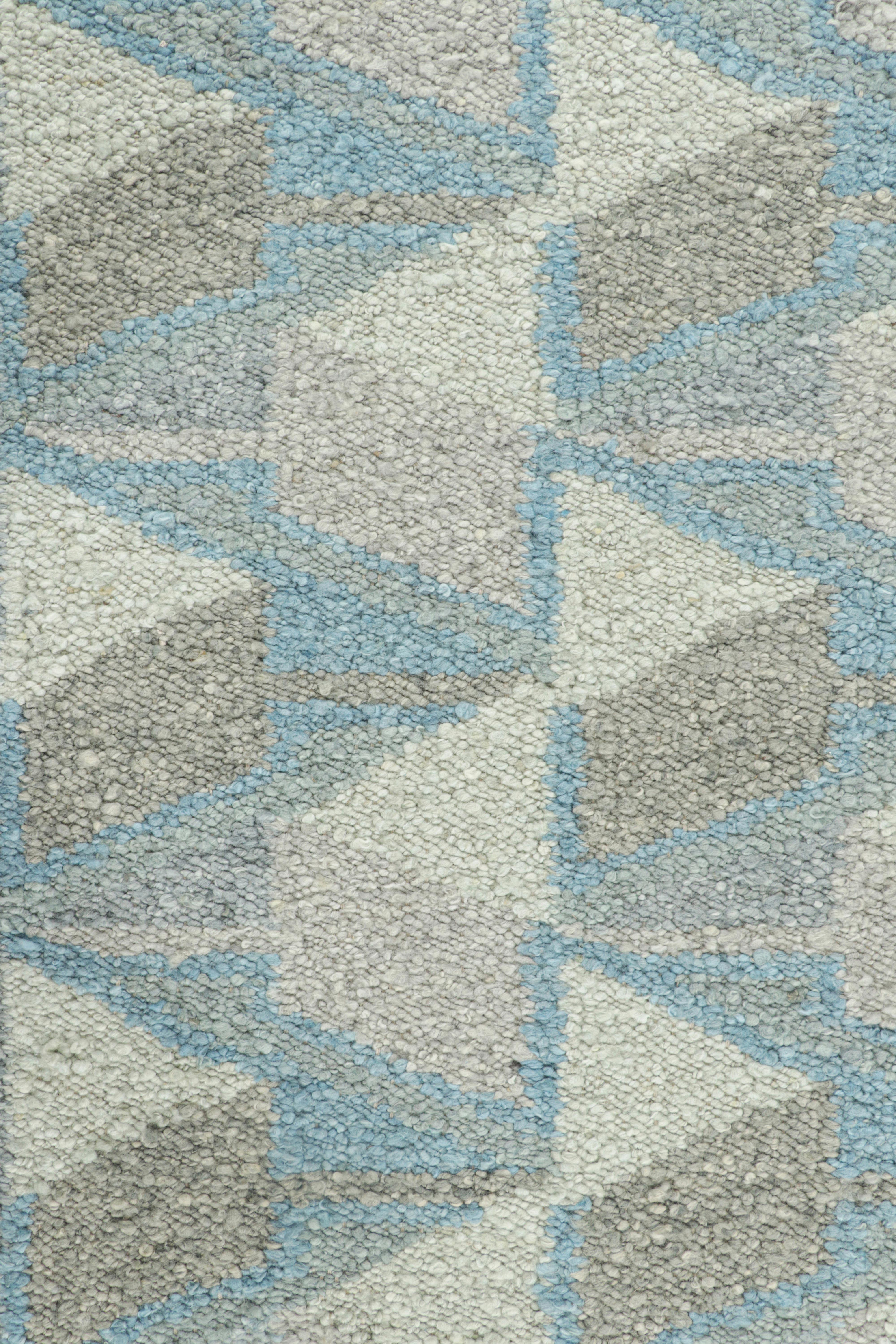 Rug & Kilim's Teppich im skandinavischen Stil in Blau mit geometrischen Mustern (Moderne) im Angebot