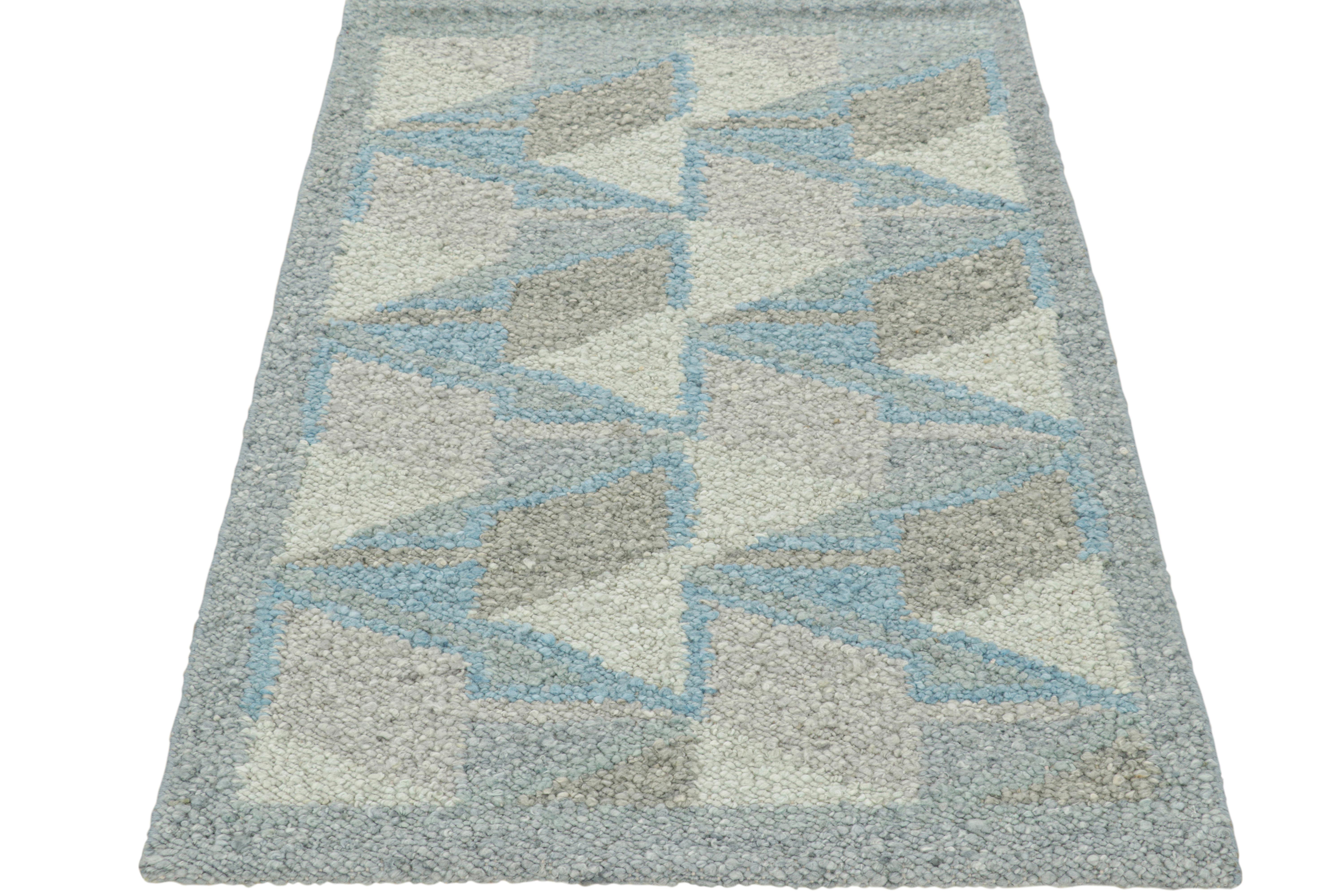 Rug & Kilim's Teppich im skandinavischen Stil in Blau mit geometrischen Mustern (Indisch) im Angebot
