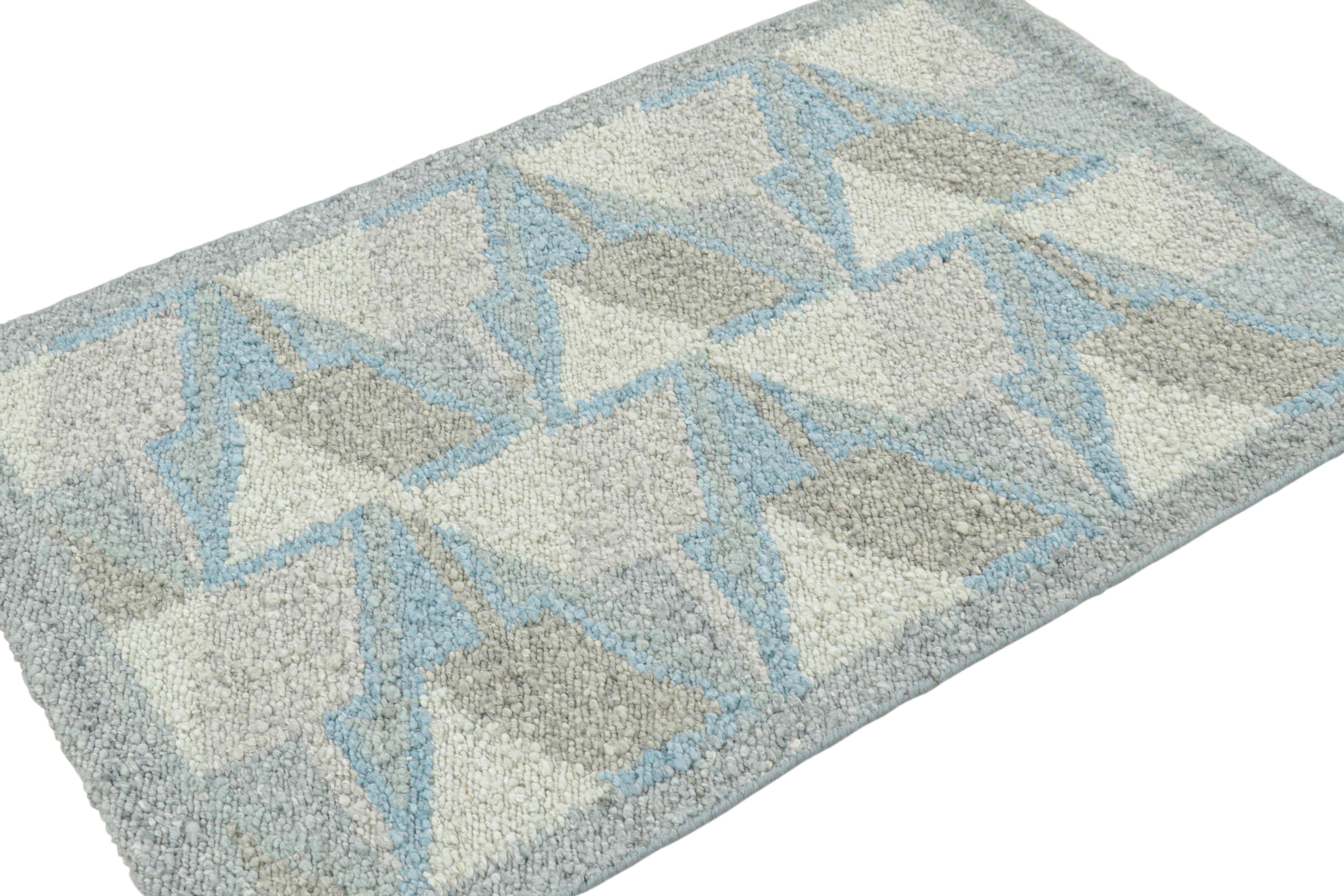 Rug & Kilim's Teppich im skandinavischen Stil in Blau mit geometrischen Mustern (Handgewebt) im Angebot