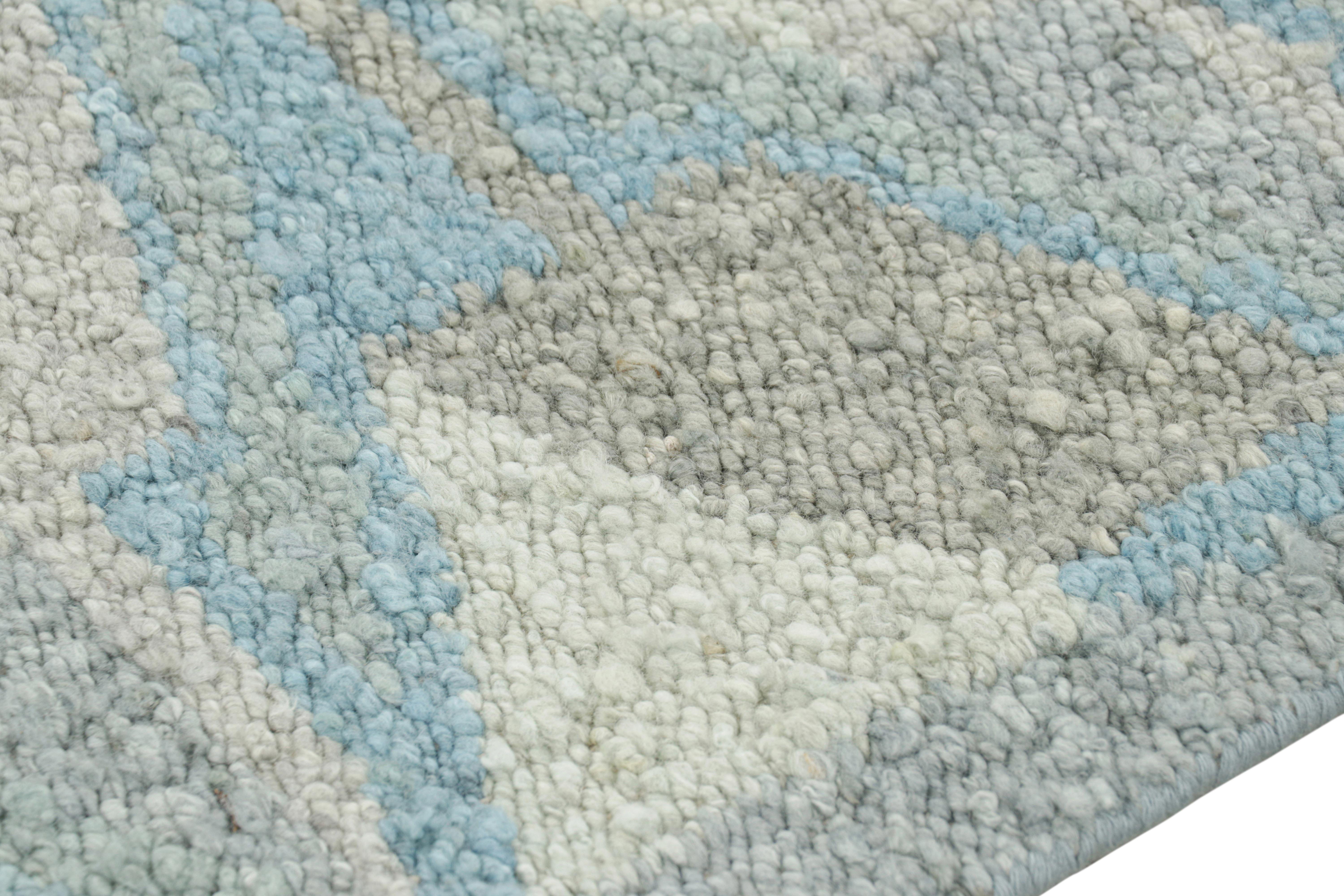 Rug & Kilim's Teppich im skandinavischen Stil in Blau mit geometrischen Mustern im Zustand „Neu“ im Angebot in Long Island City, NY