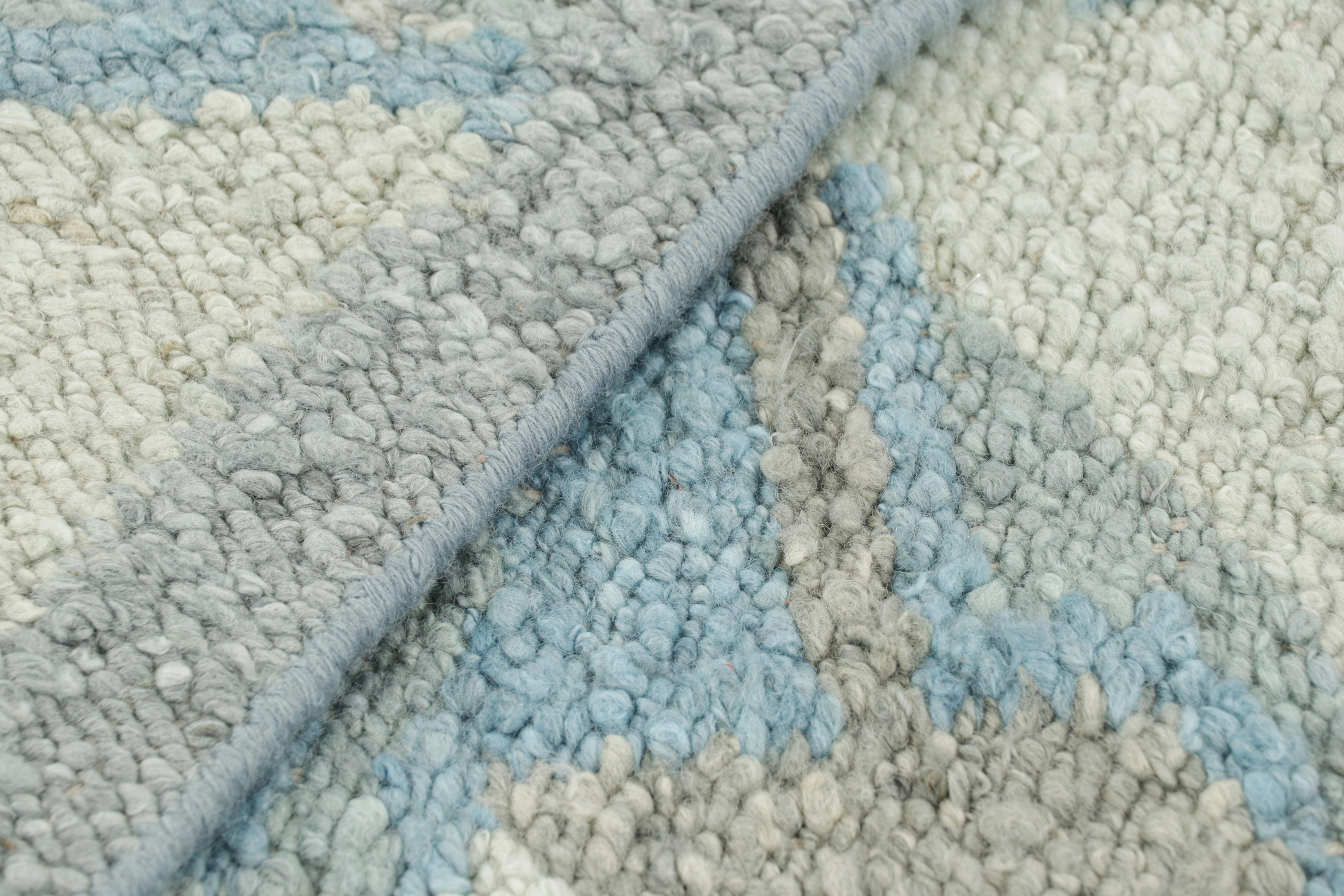 Rug & Kilim's Teppich im skandinavischen Stil in Blau mit geometrischen Mustern (21. Jahrhundert und zeitgenössisch) im Angebot