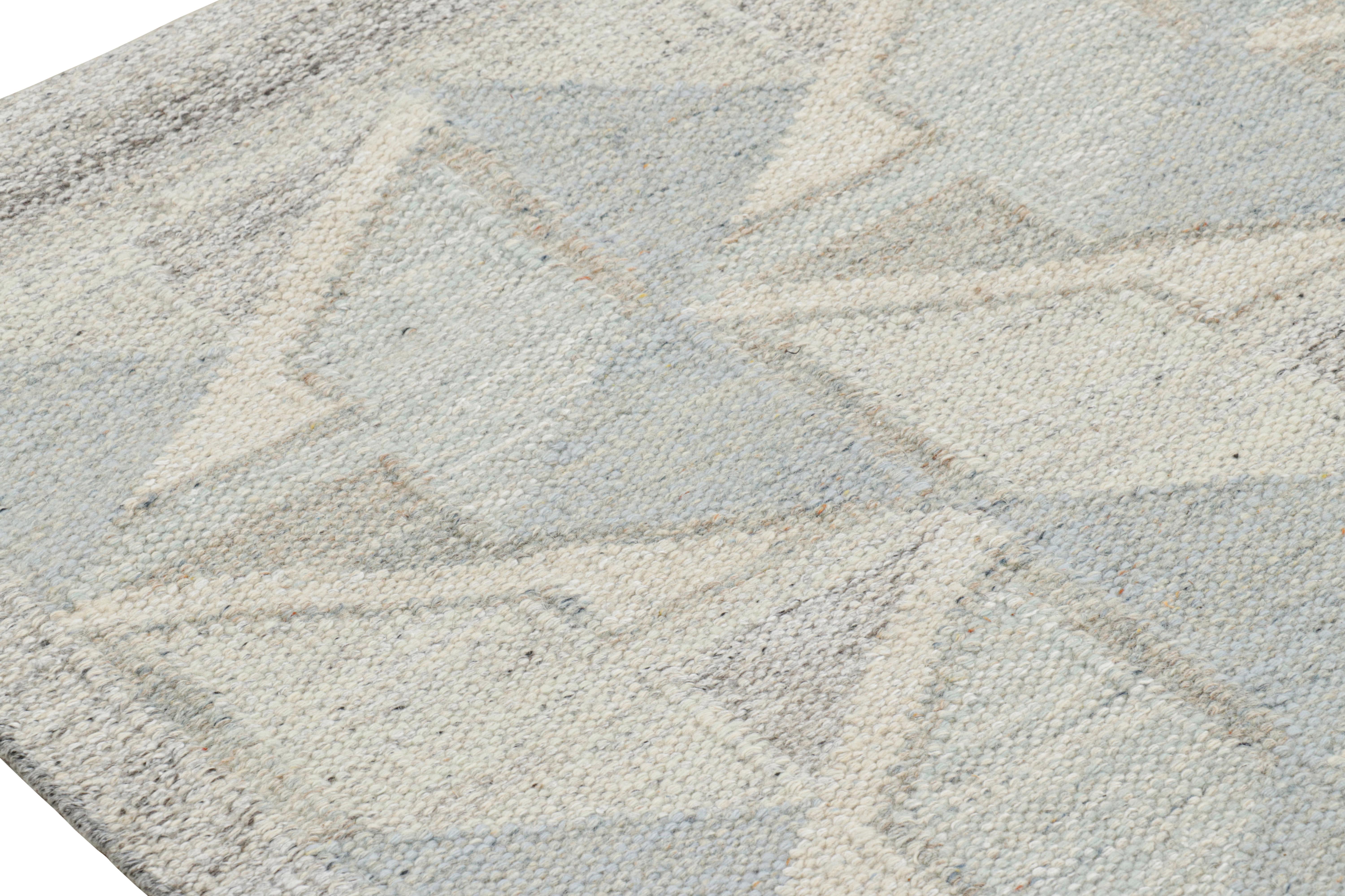 Rug & Kilim's Teppich im skandinavischen Stil in Blau mit grau-weißen geometrischen Mustern im Zustand „Neu“ im Angebot in Long Island City, NY