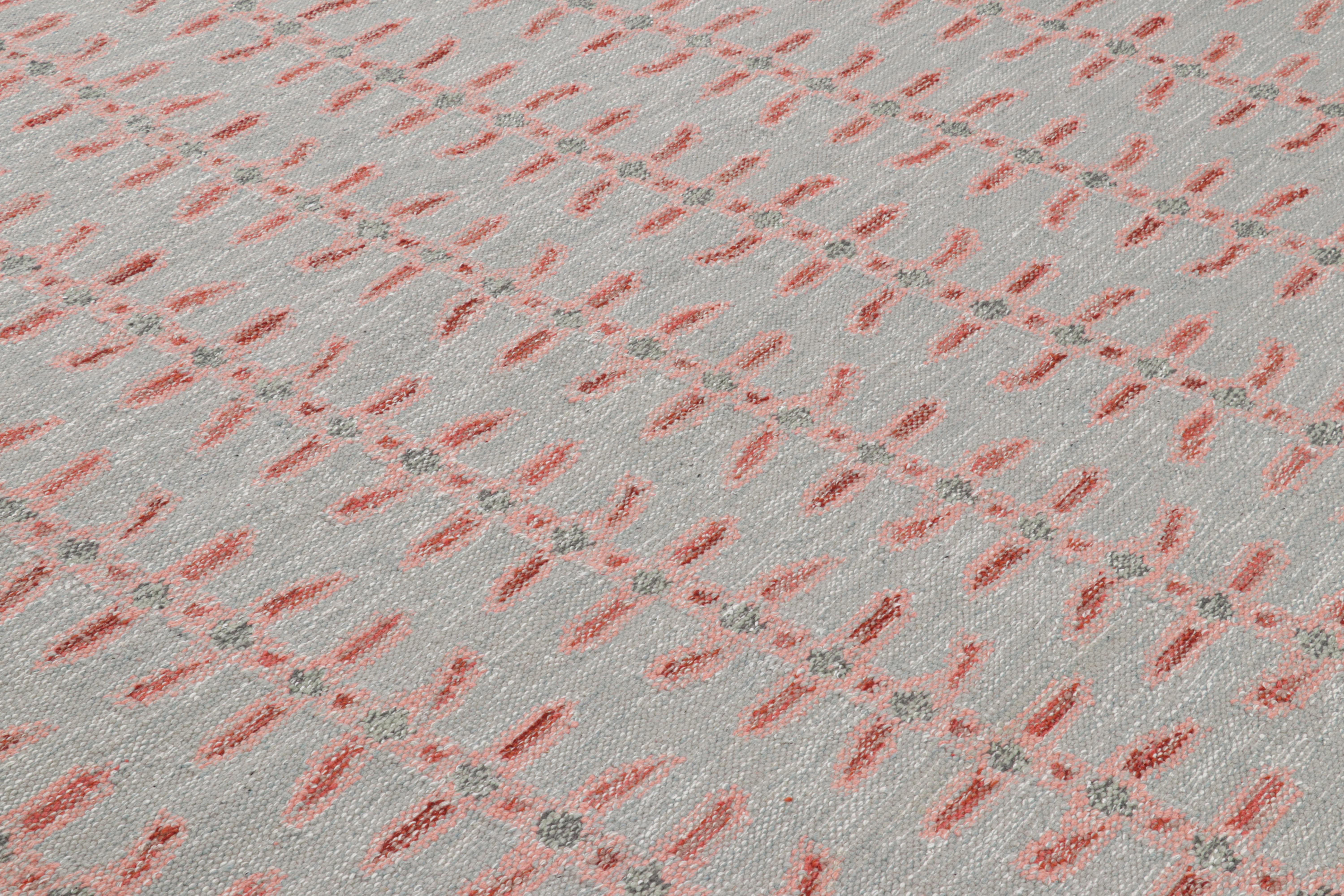Ce tapis de 8x10 est un nouvel ajout audacieux à la Collection S &New de Rug & Kilim. Tissé à la main dans un tissage plat en laine avec également des fils naturels non teints, son design s'inspire d'une fusion de minimalisme suédois et de clins