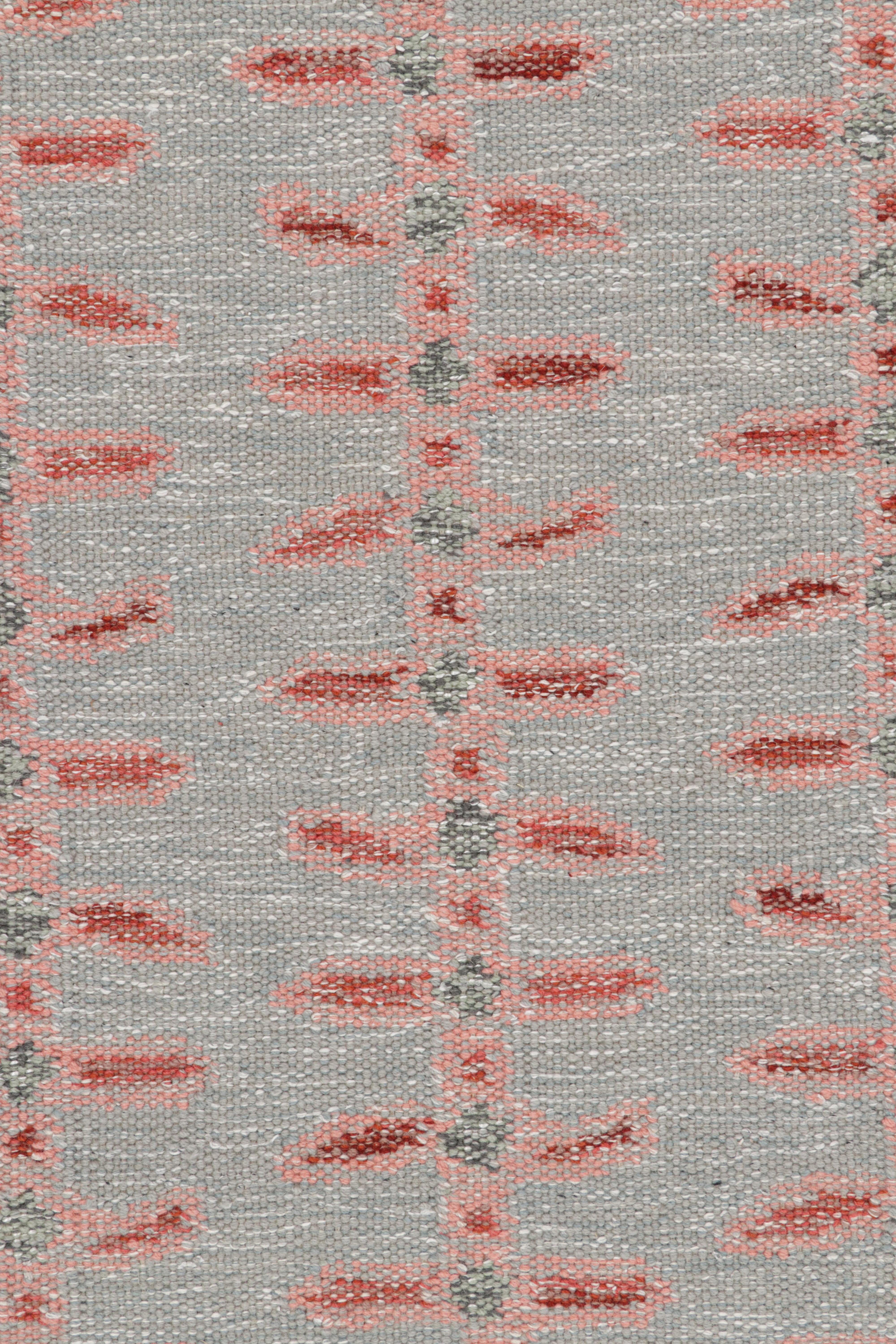Moderno Rug & Kilim - Tappeto in stile scandinavo in blu con motivi floreali rosa e rossi in vendita