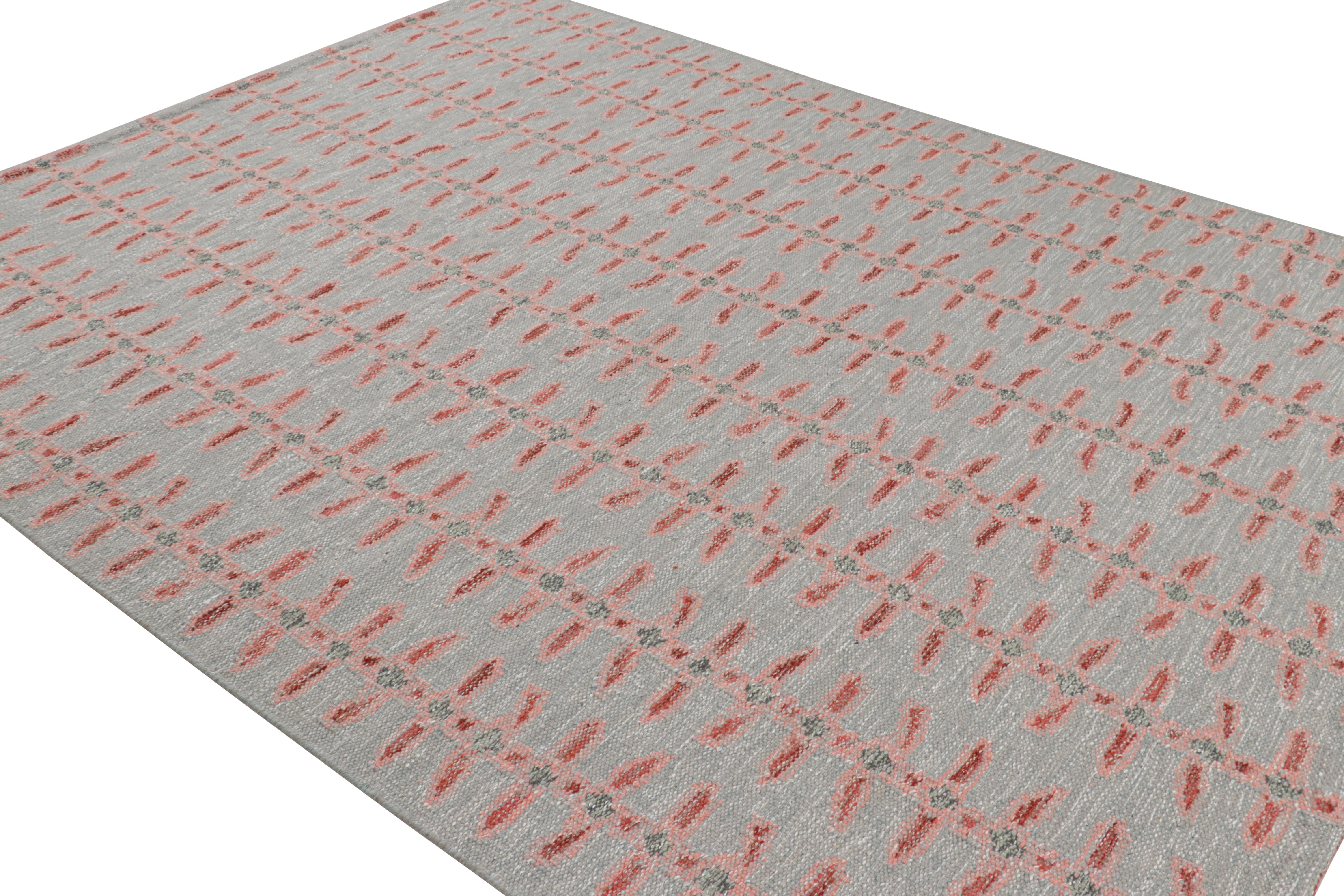 Indien Tapis de style scandinave de Rug & Kilim en bleu avec motif floral rose et rouge en vente