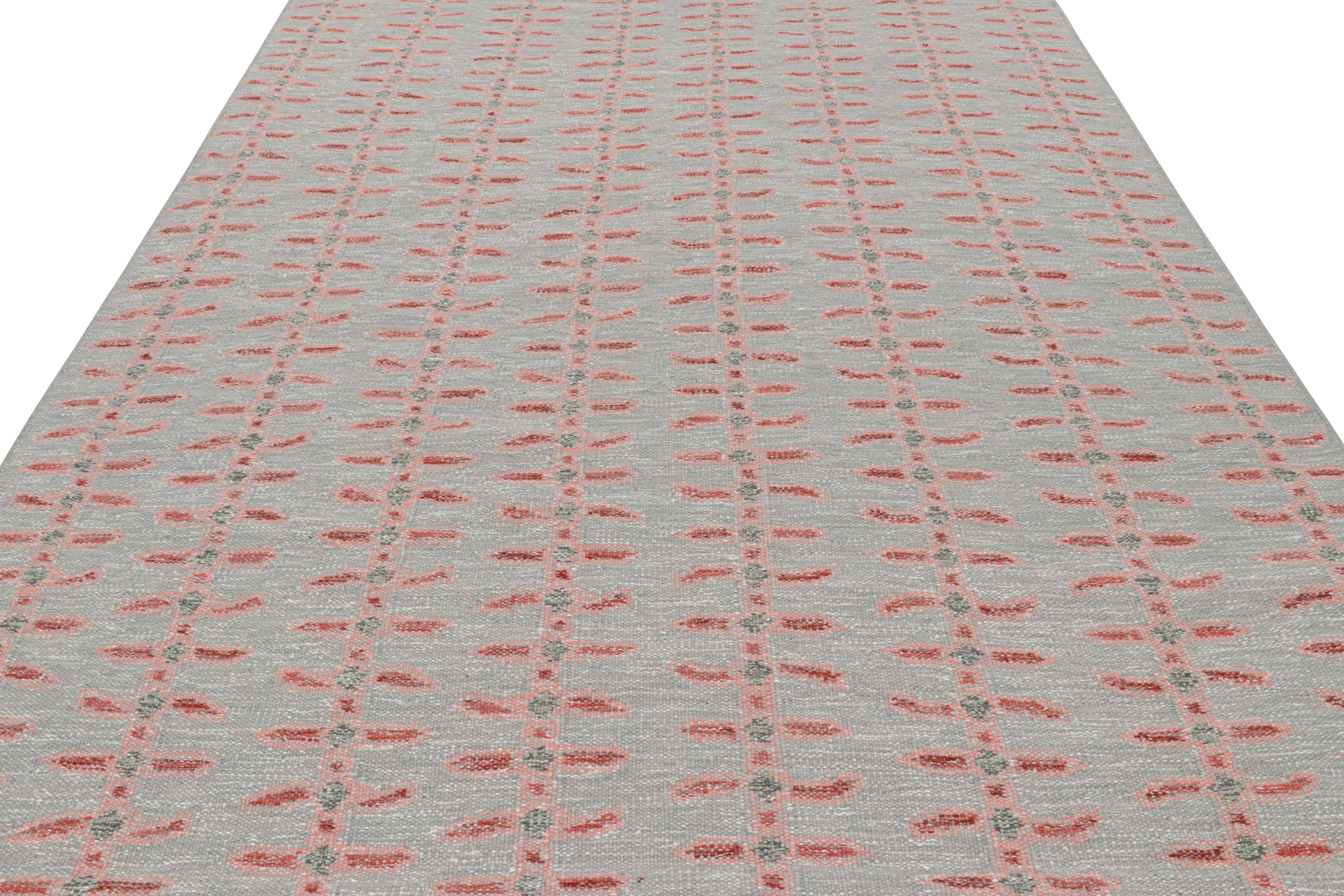 Tessuto a mano Rug & Kilim - Tappeto in stile scandinavo in blu con motivi floreali rosa e rossi in vendita