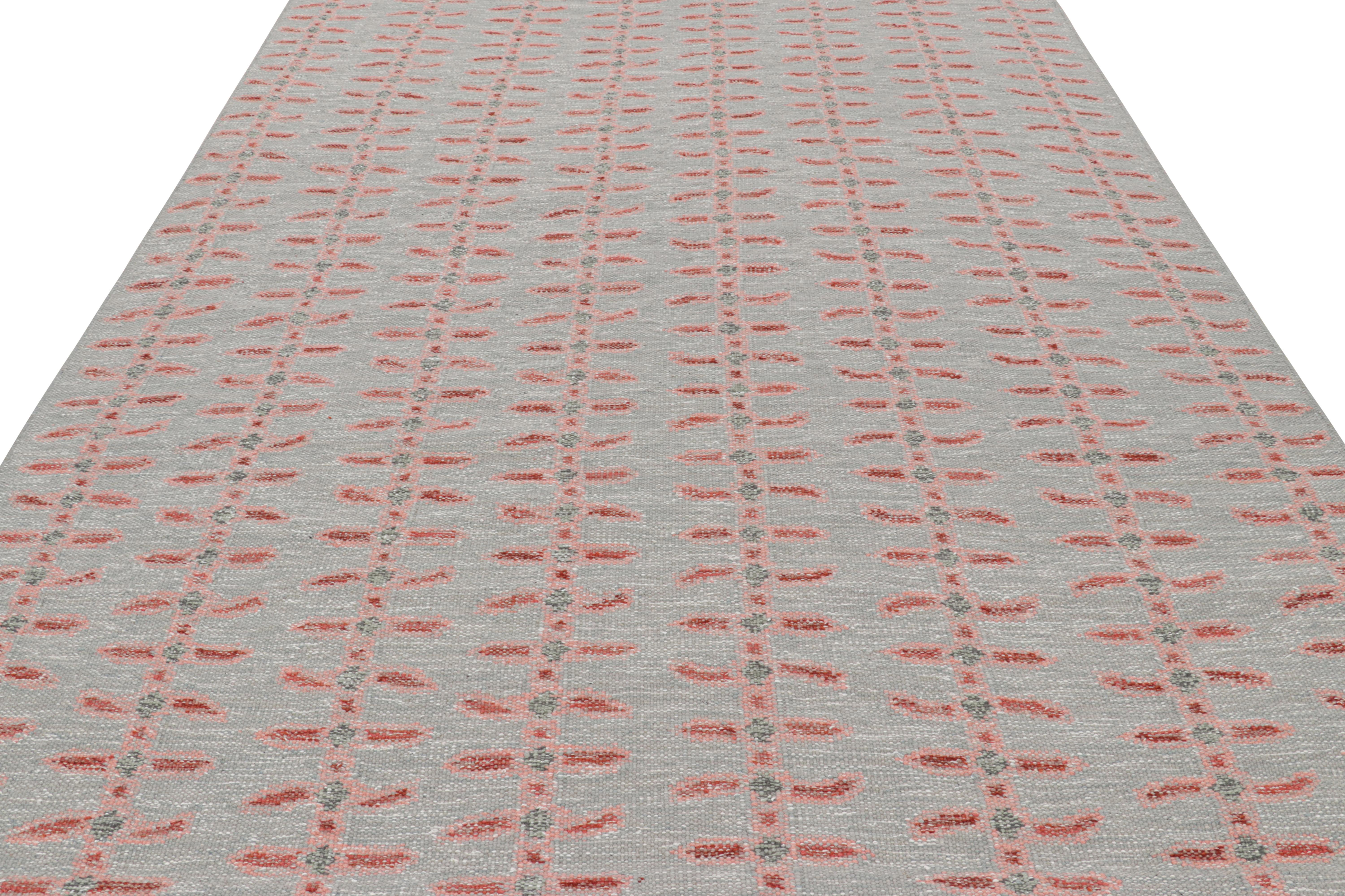 Tissé à la main Tapis de style scandinave de Rug & Kilim en bleu avec motif floral rose et rouge en vente