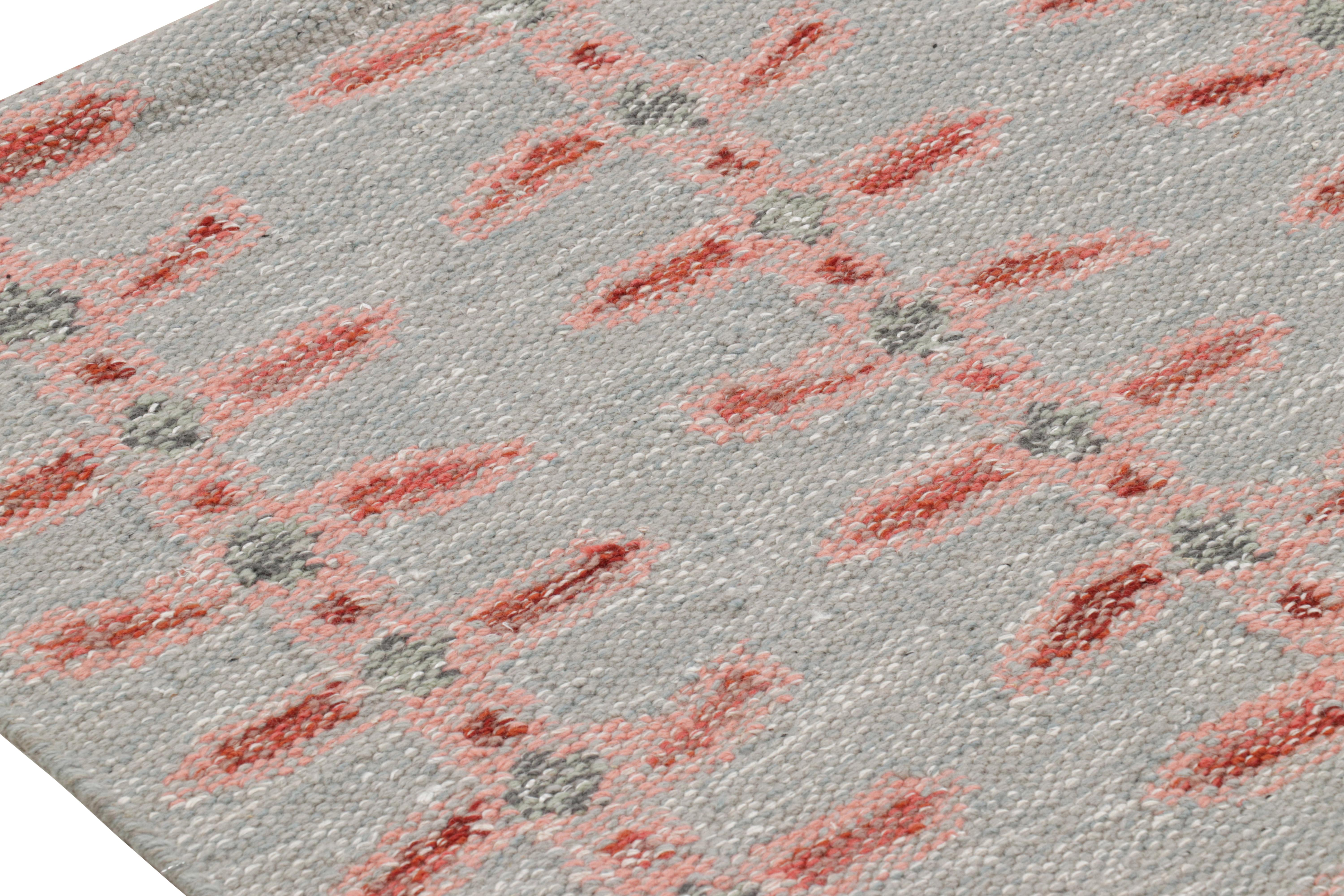 Rug & Kilim - Tappeto in stile scandinavo in blu con motivi floreali rosa e rossi In condizioni Nuovo in vendita a Long Island City, NY