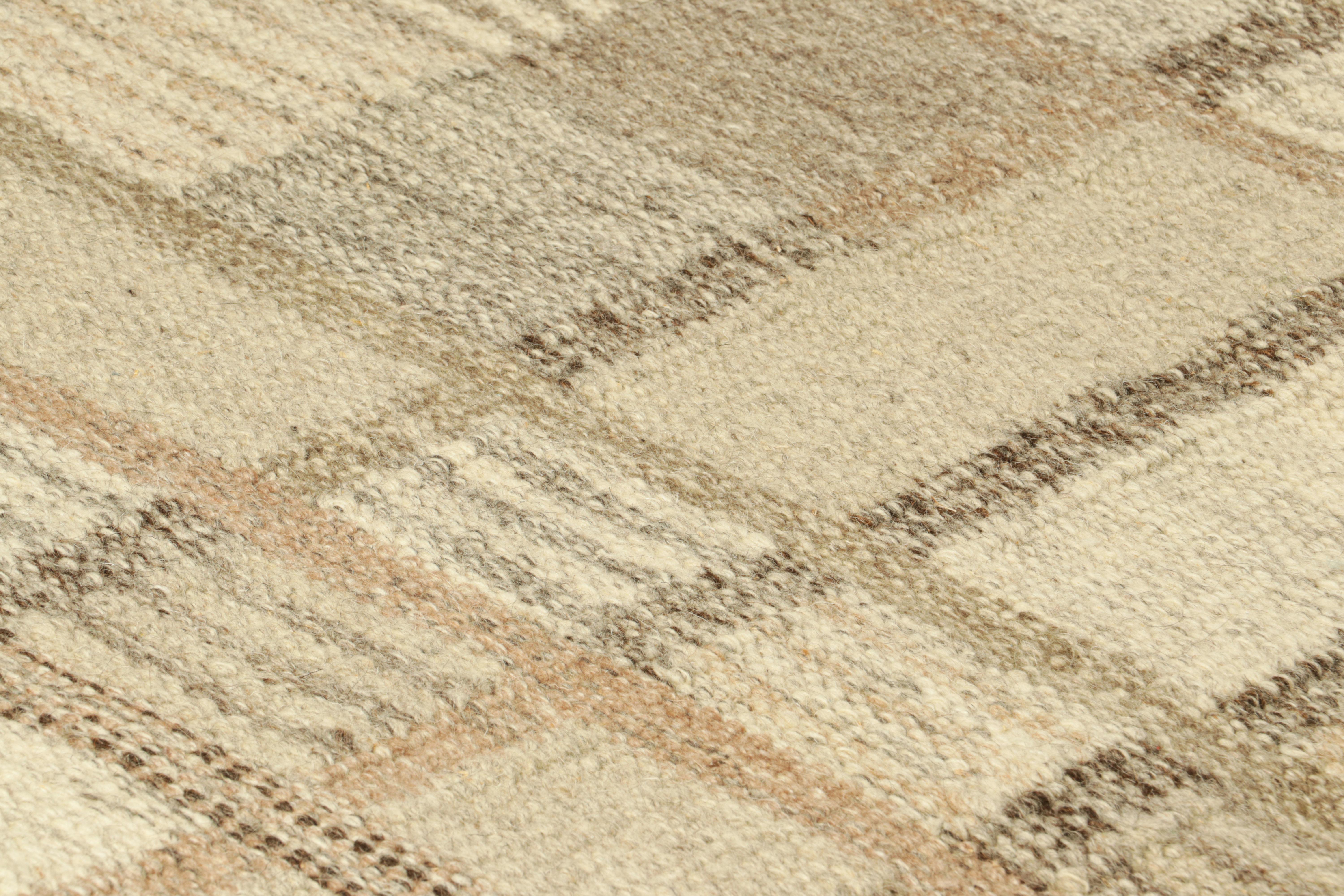 Ce tapis suédois 3x5 est un nouvel ajout audacieux à la collection scandinave de Rug & Kilim. Tissé à la main dans un tissage plat en laine avec également des fils naturels non teints, son design s'inspire des modèles minimalistes suédois.

Sur le