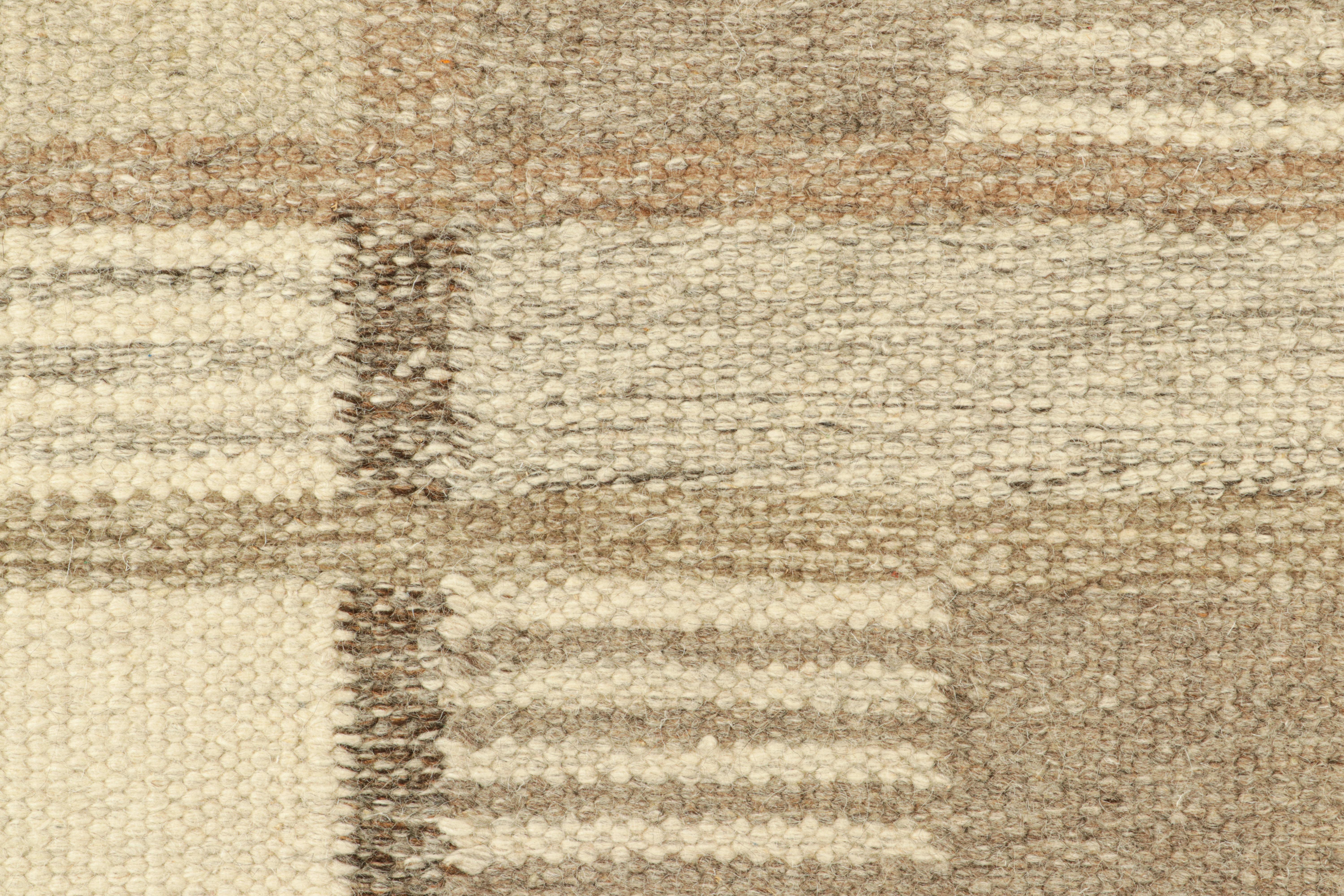 Moderne Rug & Kilim's Scandinavian Style Rug in Brown and Beige with Geometric Patterns (tapis de style scandinave à motifs géométriques) en vente